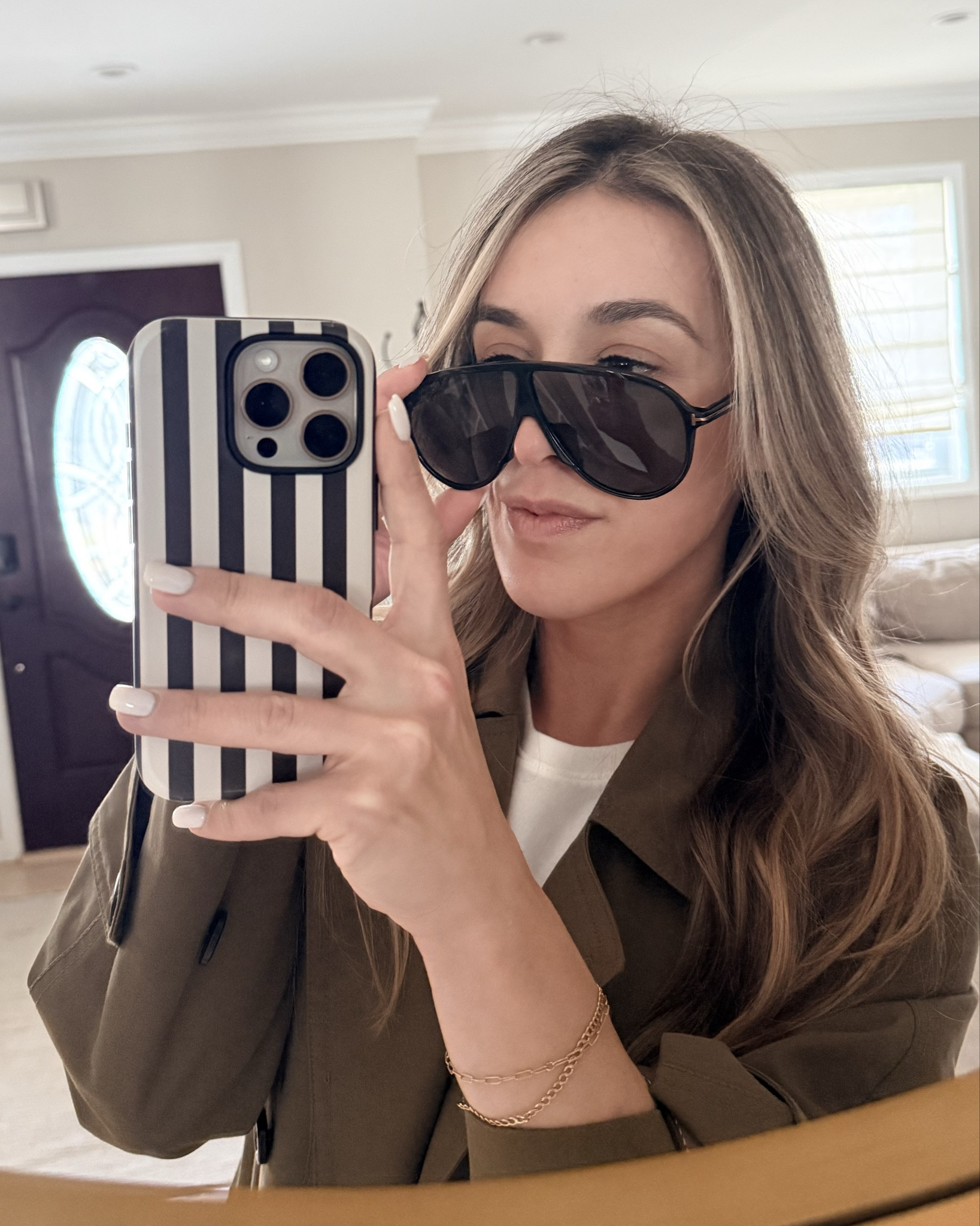 #everlane white slim Tee + #mango Trench
Paired with my FAVORITE polarized sunnies 

Exact links below xo

Sizing:
Tee: xs
Trench: xxs

#LTKPetite #LTKootd #LTKgrwm