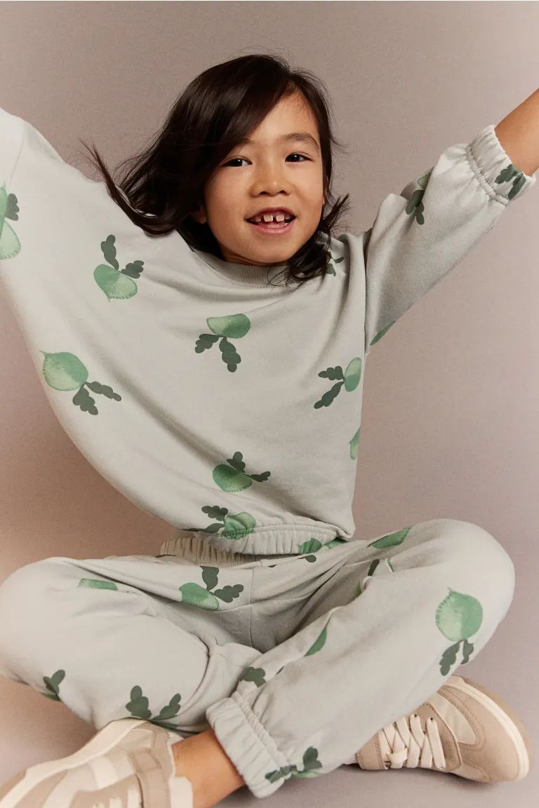 2-piece Sweatsuit - Light dusty green/beet plants - Kids | H&M US | H&M (US + CA)