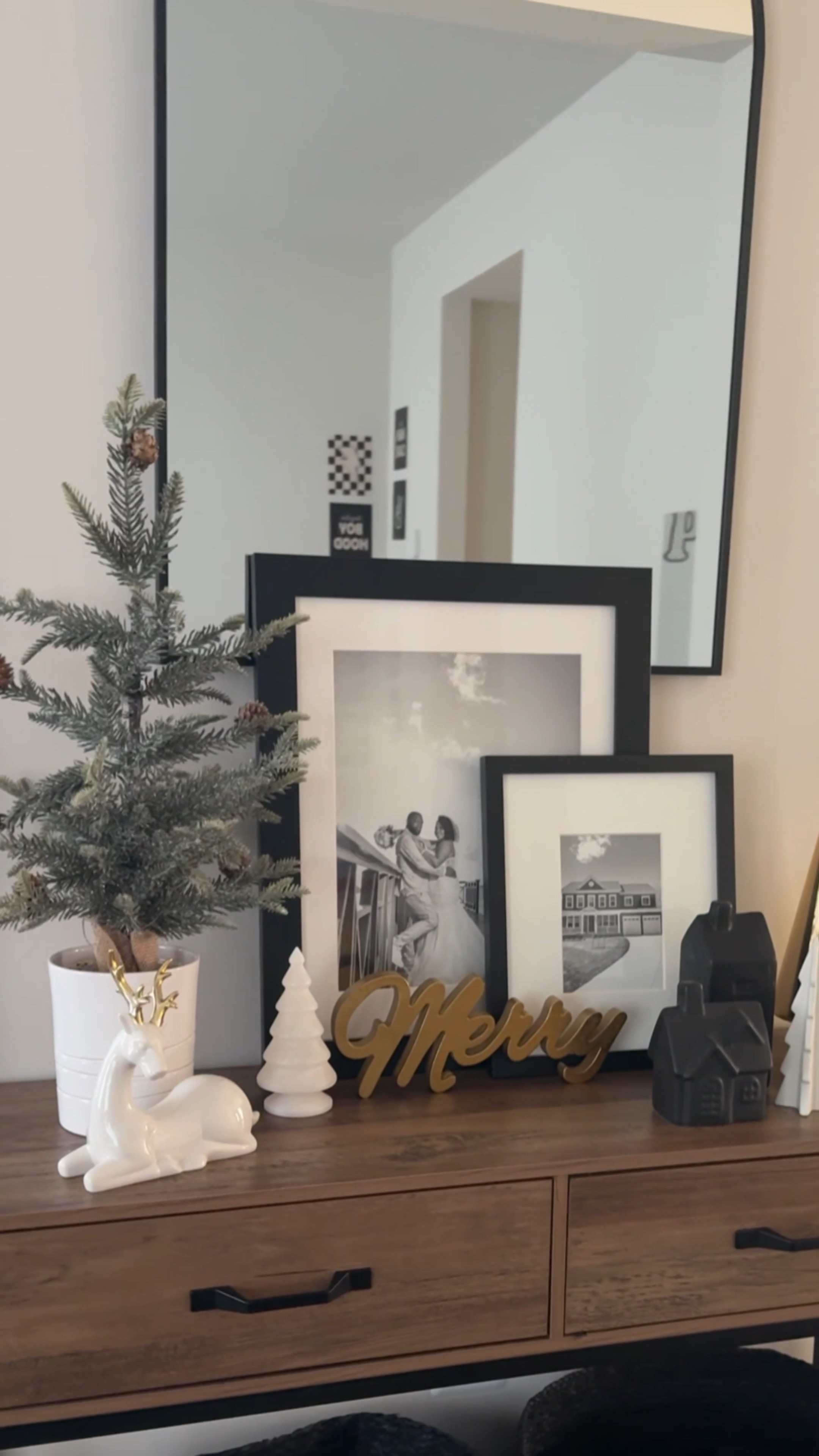✨🌲 Christmas Entryway 🌲✨

This year we went for a neutral and warm color scheme. Gold, cream, white, and hints of green. 

Enjoy! 

#christmasdecor #goldchristmasdecor #christmasentryway #holidaydecor #holidayvibes #christmas

#LTKSeasonal #LTKHoliday #LTKHome