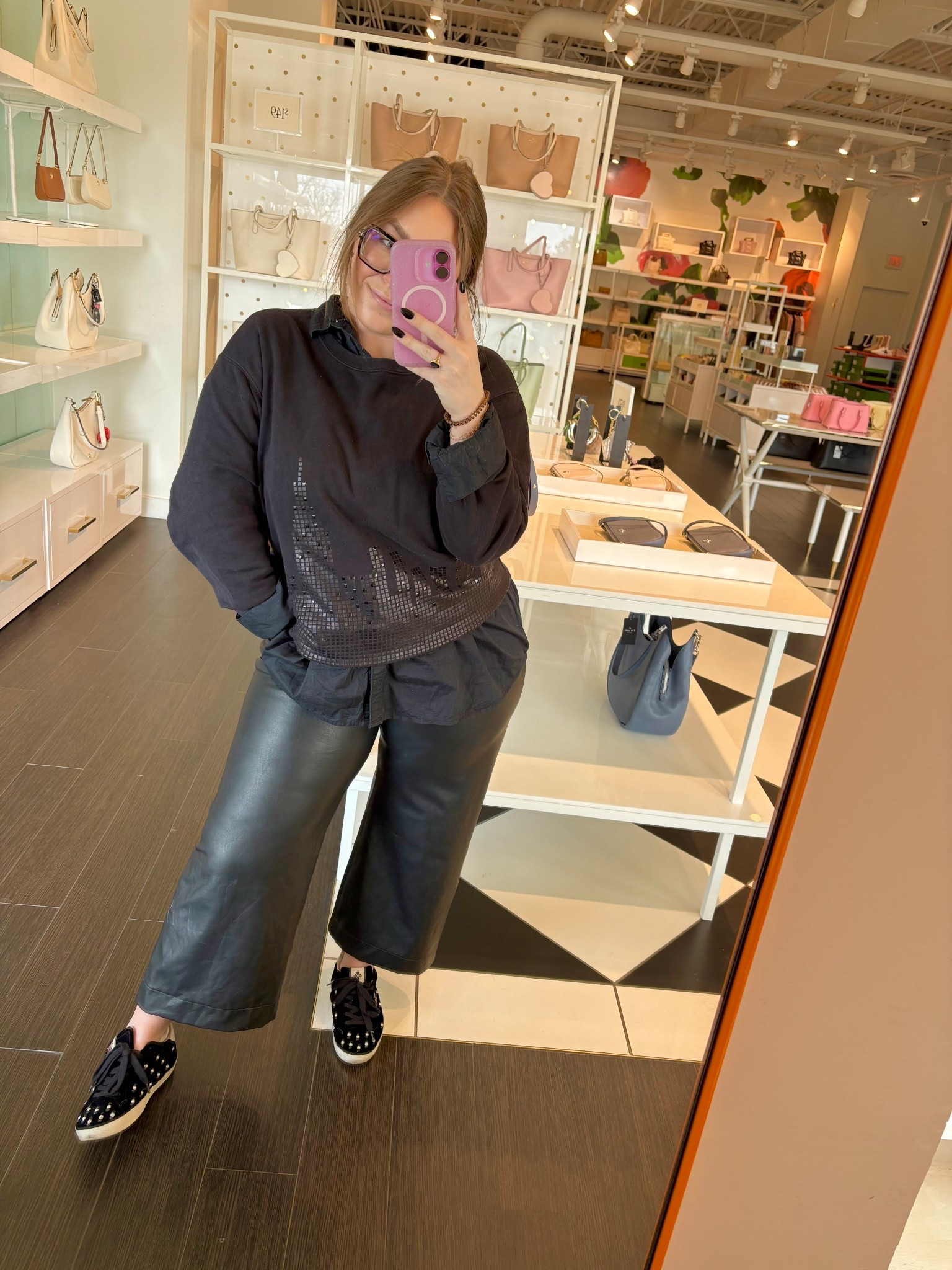 sweatshirt: large
button up: extra large
pants: 32
belt: medium
use code 2000022693 for 10% off select Kate Spade Outlet items 

#LTKootd