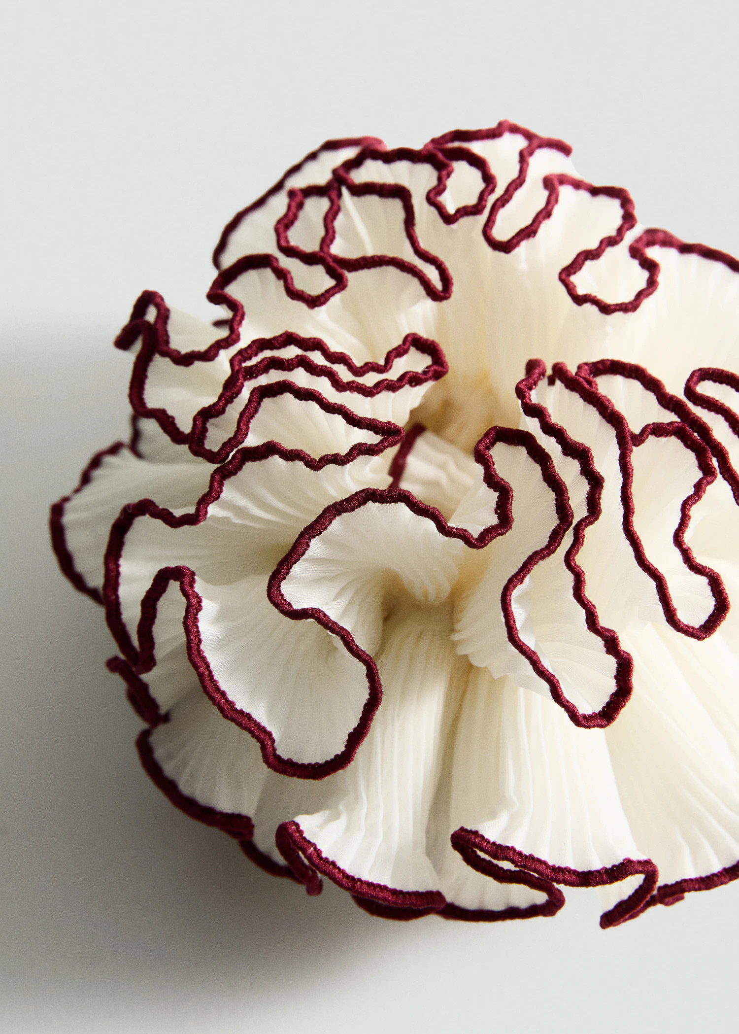 Flower scrunchie with contrasting trim - Women | MANGO United Kingdom | MANGO (UK)