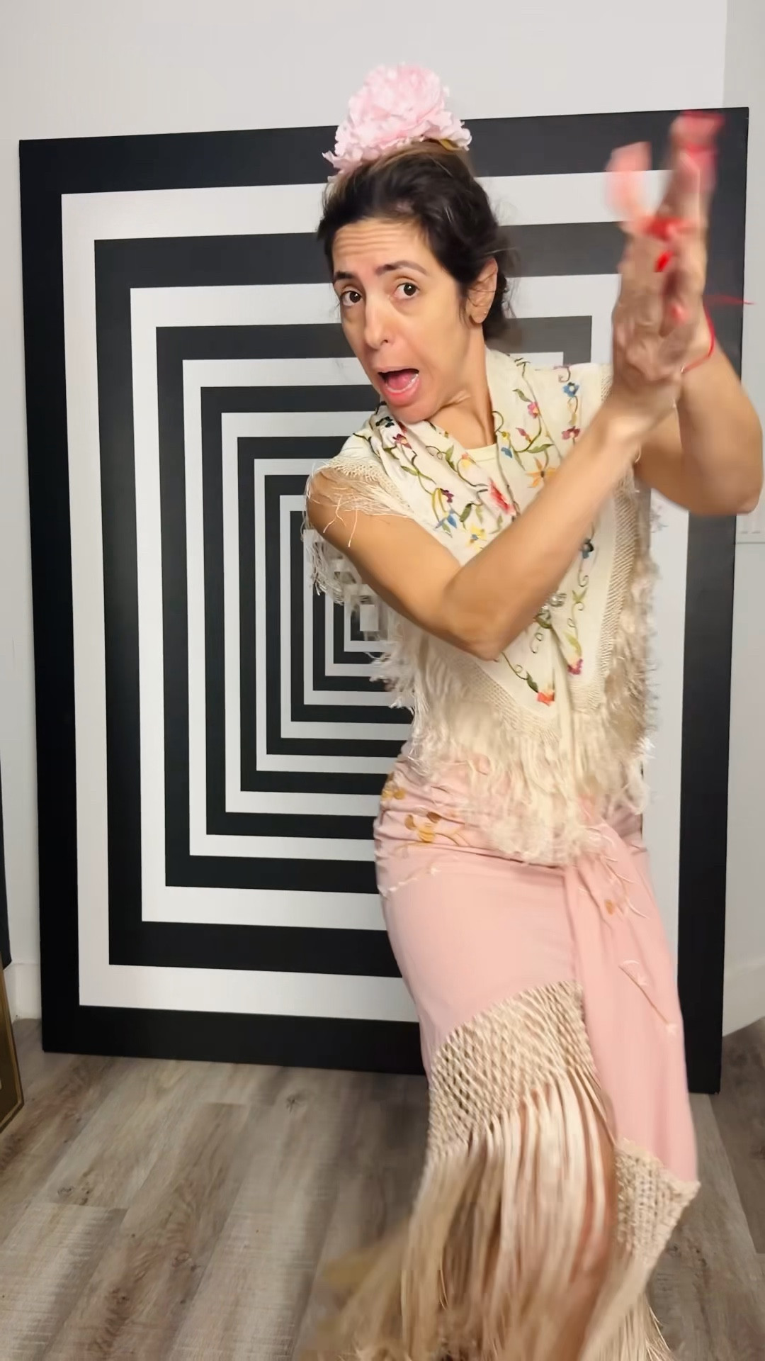 Se los he dicho, muchas veces, chicas, no es lo que te pones, sino como te lo pones… y mi dicho favorito últimamente…￼

“La ropa se repite lo que no se repite el outfit”￼♥️

Aquí te dejo alguna de las cosas que llevo en este maravilloso Outfit, pero la falda de flecos @flordeflamenco