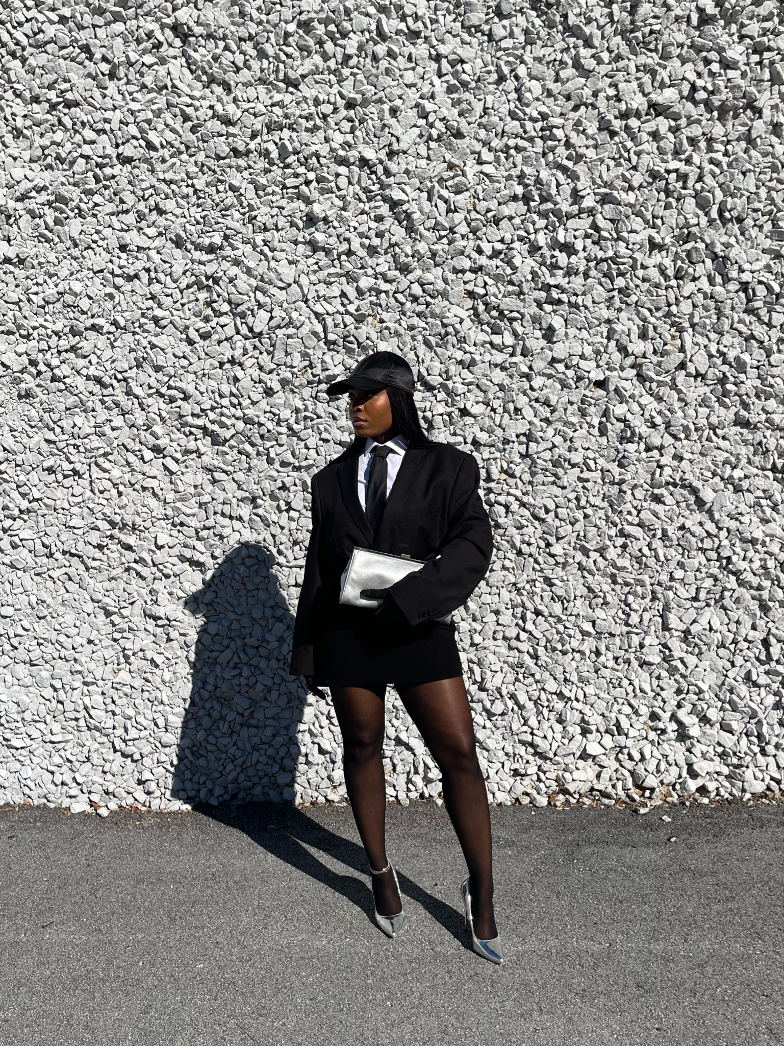 Women suit and tie outfit, edgy fall fashion, women’s androgynous fashion, styling a tie