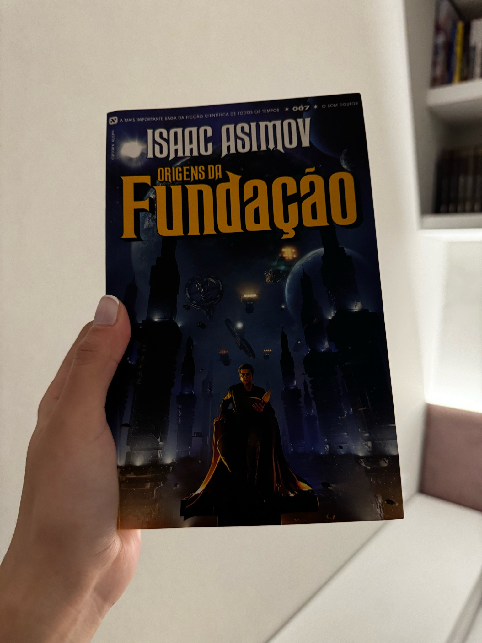 "Oito anos se passaram desde os avanços iniciais da psico-história. Embora o Império Galáctico ainda demonstre grande força, Hari Seldon vê claros sinais de decadência e a inevitável ruína dessa poderosa estrutura.
Entre as ameaças de um futuro caótico, guerras políticas e dramas pessoais, Seldon precisa lutar contra o tempo para implementar o trabalho de sua vida: um plano que pode abreviar em milhares de anos o período de trevas causado pela queda do Império.”

#LTKover50style #LTKgiftguide #LTKstyletip