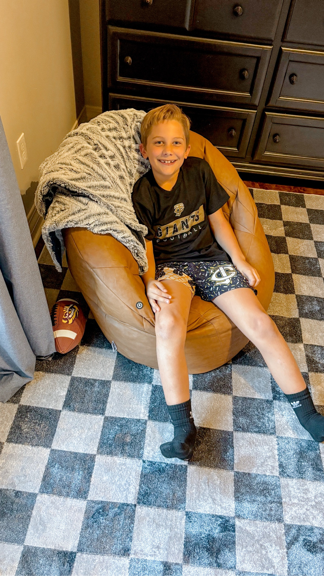 Checkered rug reveal: He walked in and said, ‘THIS IS COOL,’ so I’m calling it a win 🏆

#checkeredrug #boysroom #kidsroom #kidsrug #homedecor #boutiquerugs #littleboysroom #LTKhome

#LTKKids #LTKstorytime #LTKSaleAlert