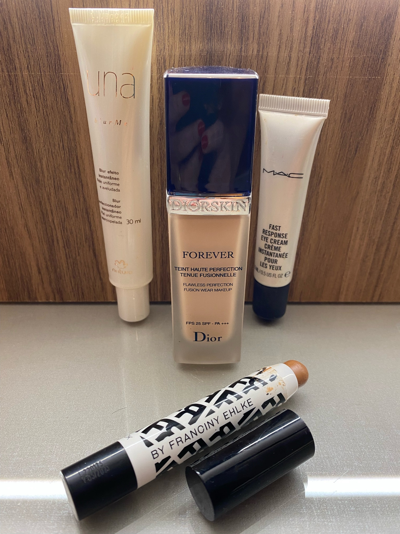 Alguns produtinhos usados hoje no preparo de pele. O primer da Natura só na região onde tenho poros abertos. O Fast Response para desinchar os olhos e o corretivo escuro como contorno. Por cima de tudo a base da Dior.

#LTKbeauty 

#LTKestilo50+ #LTKbrasil #LTKbeleza