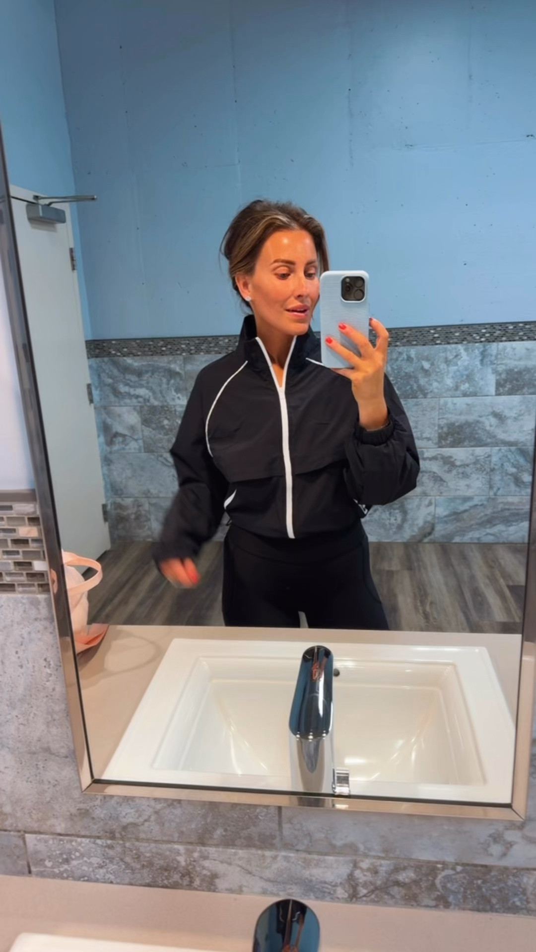 My new favorite throw on and go jacket and the leggings I always gravitate towards! Leggings are 50% off today!

#oldnavy 
#target 
#spring 
#workout
#springbreak 
#sale
#jacket
