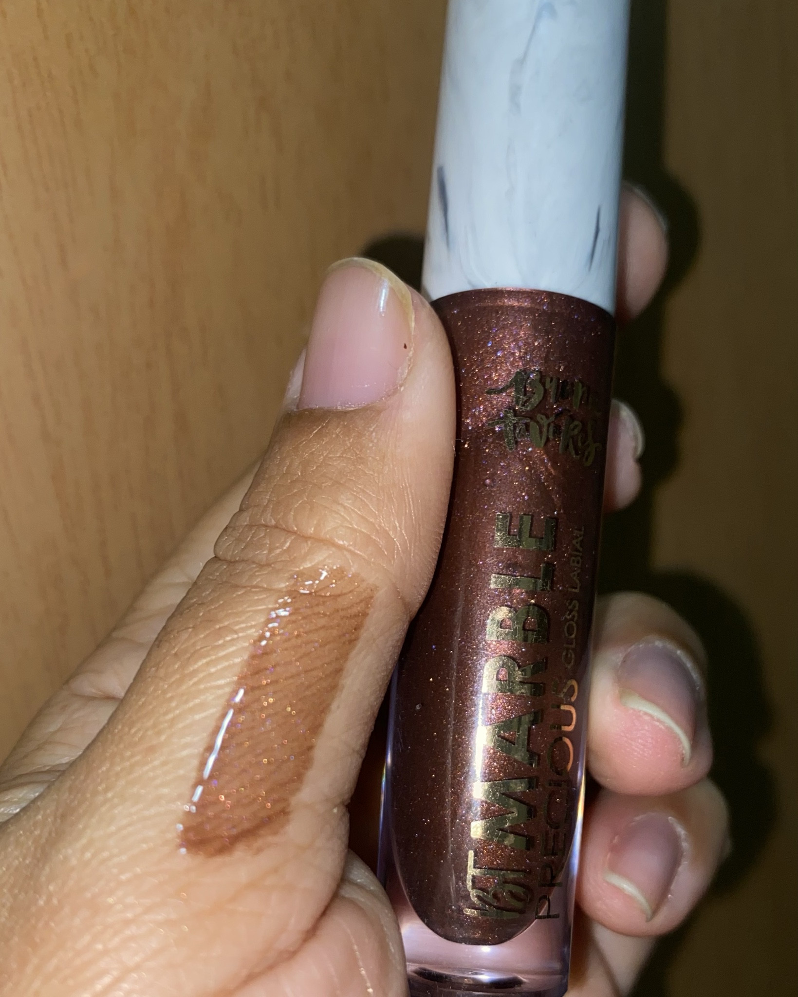 Esse gloss tem brilhos bem diferentões porém que fica bem discreto, eu amo!

#LTKbrasil #LTKbeauty
