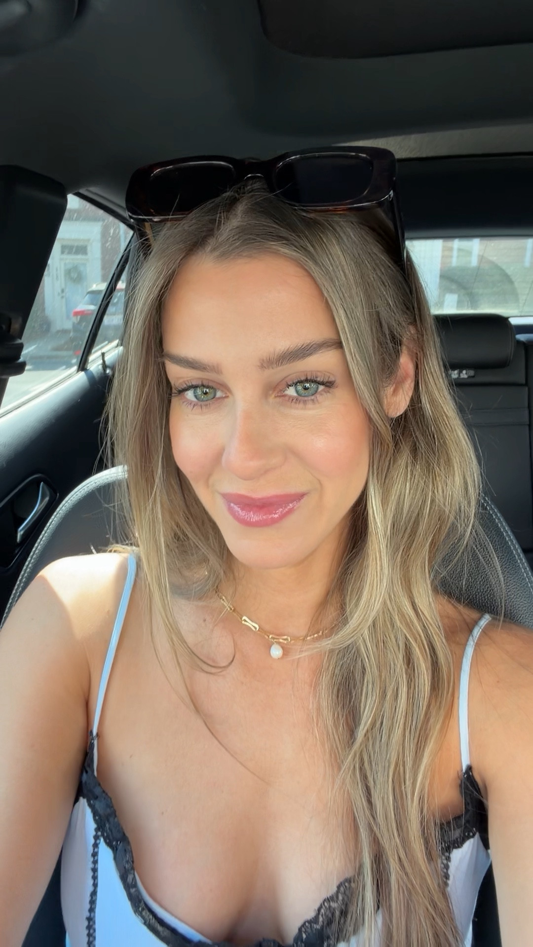 Everyday glowy, natural makeup look, tagging all the exact items used to achieve this look 💖

#makeup#bronzer#blush#glowymakeup#naturalmakeup

#LTKselfcare #LTKBeauty