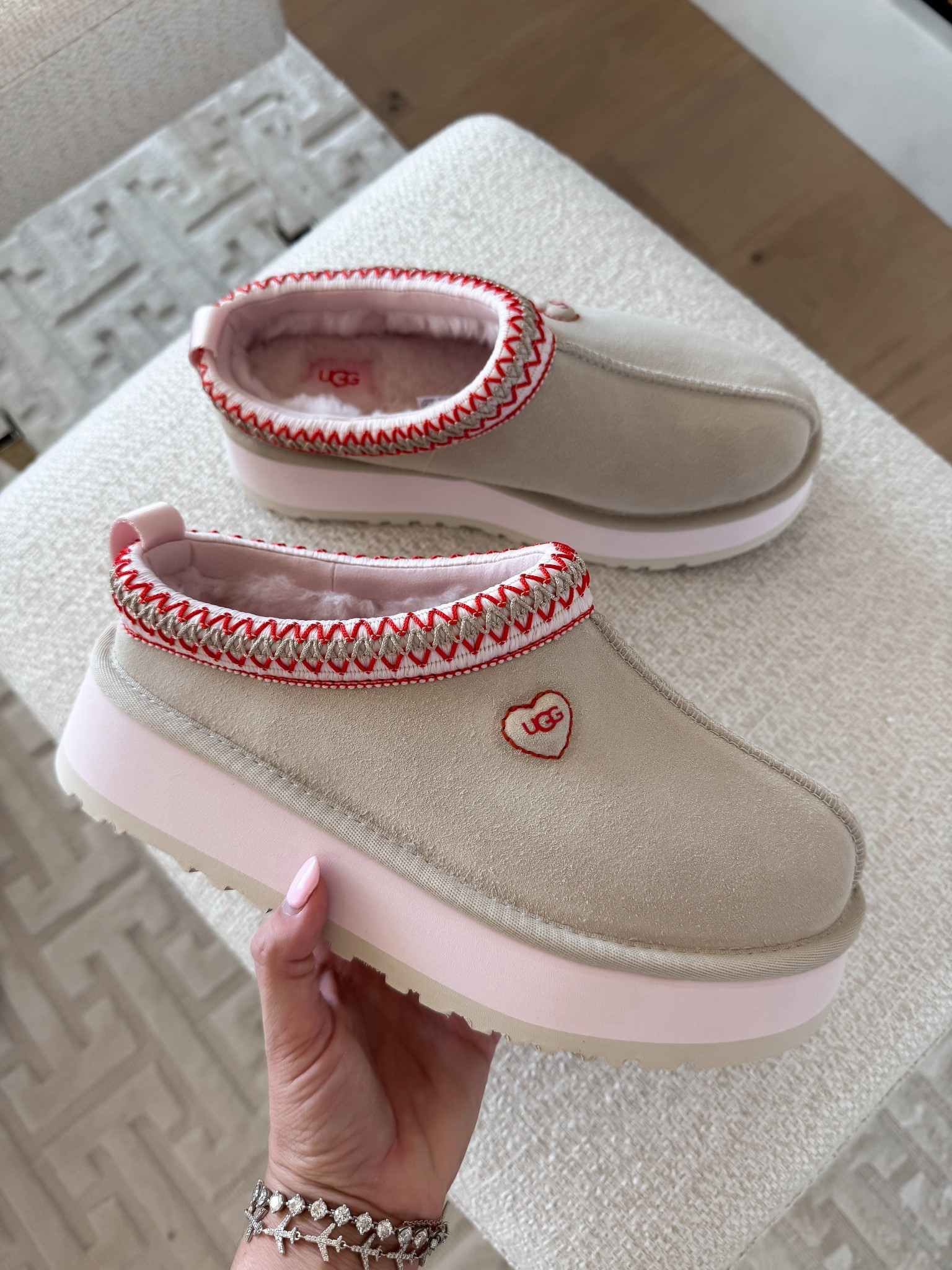 The cuuuutest new heart Uggs!

#LTKdayinmylife #LTKgrwm #LTKootd