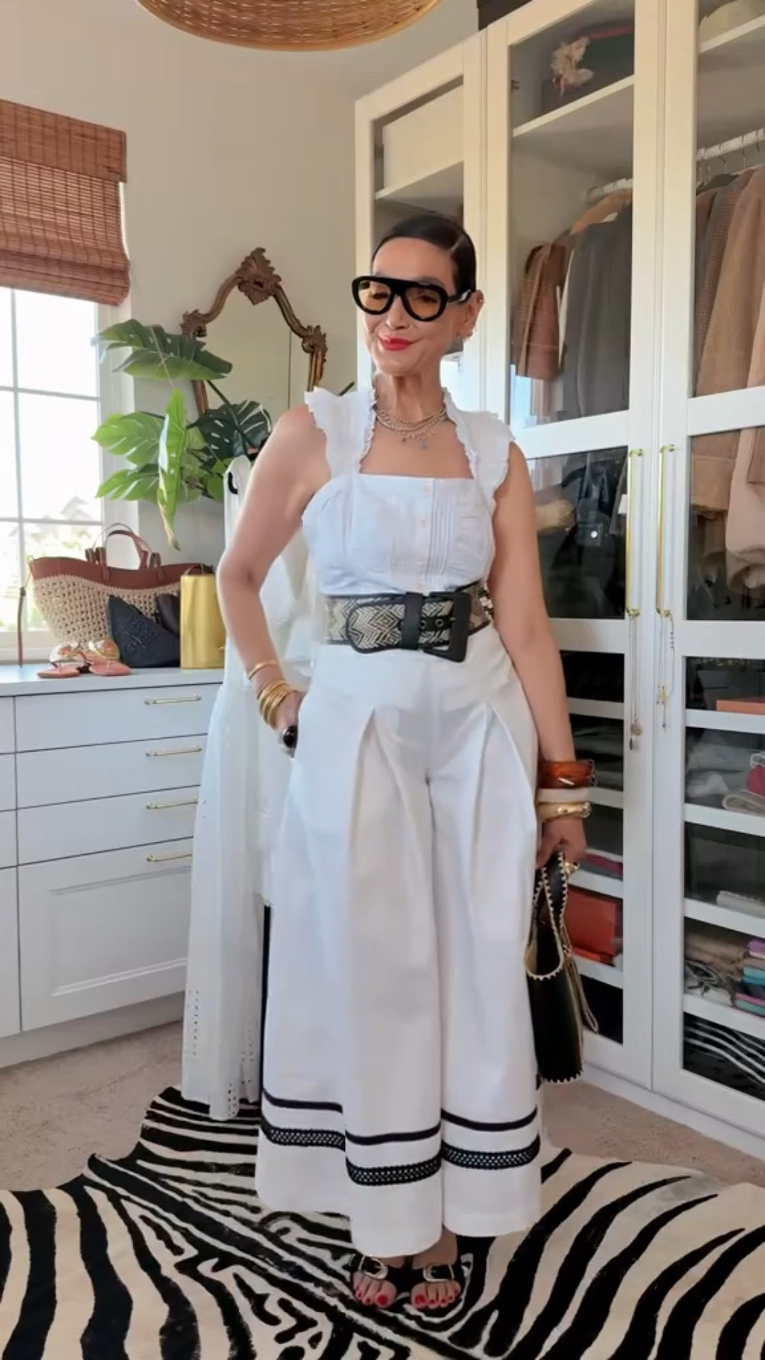 Elevated summer dressing with a little drama 🤍🖤
The crisp white, the statement belt, the wide-leg silhouette… this look feels timeless, polished, and effortlessly chic all at once. Perfect for dinners, vacations, summer events, or simply dressing up because it feels good ✨