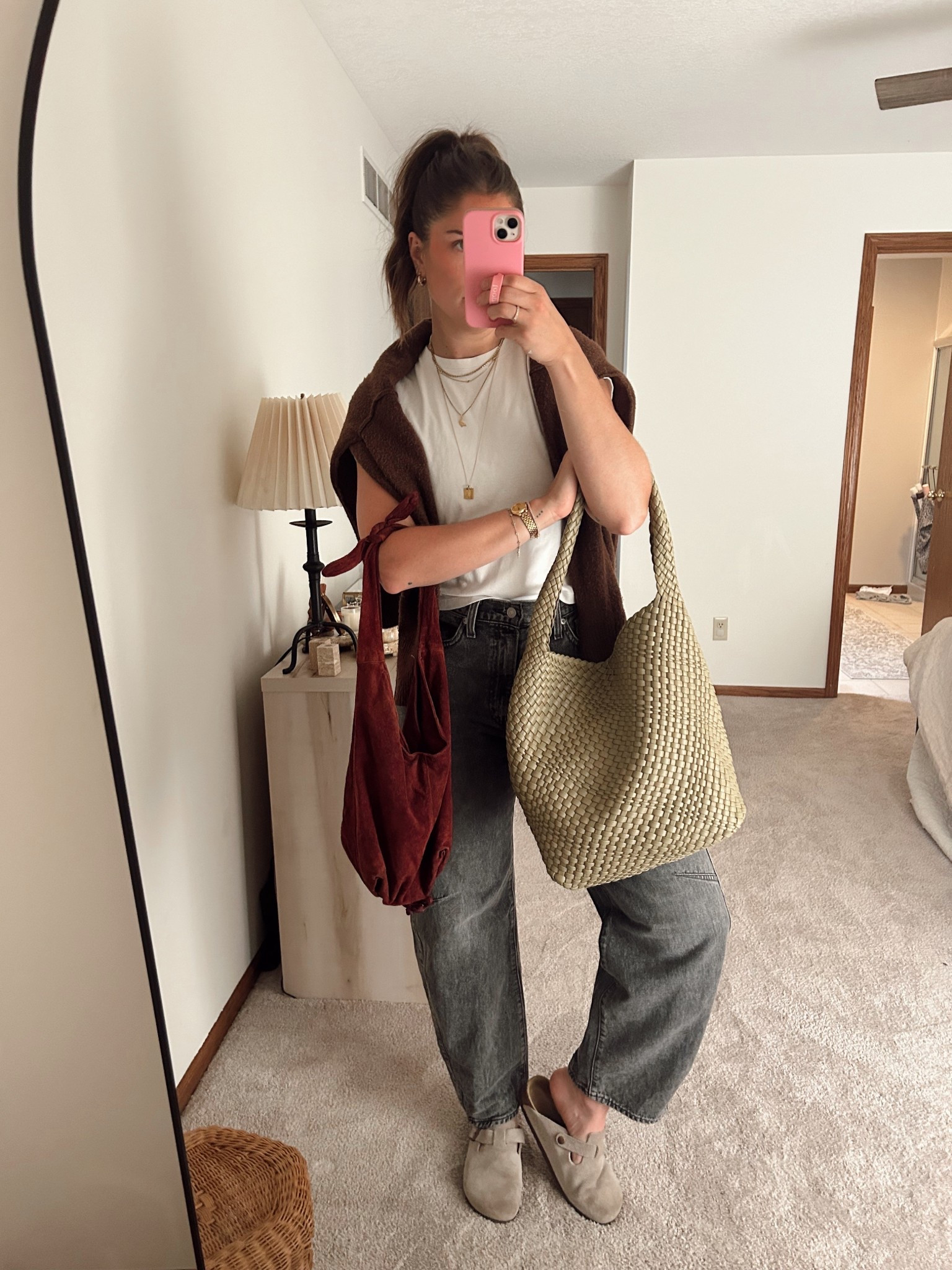 Saturday night dinner fit 🍽️ couldn’t decide between the two thrifted purses. These jeans are INCREDIBLE & have a cinch waist 👏🏻