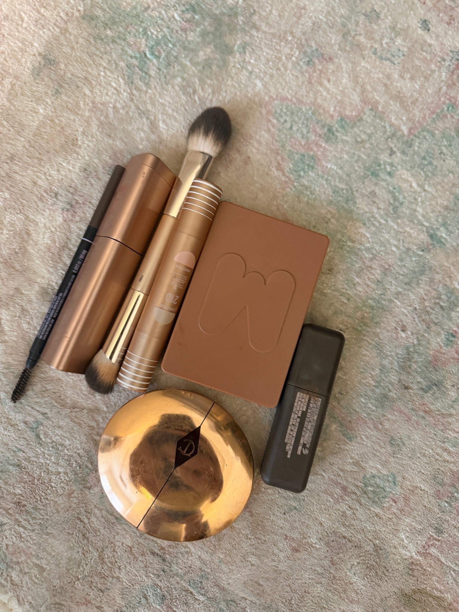 5-minute makeup routine ✨ I’m loving the new DIBS concealer stick — especially for mature skin. It’s creamy, blends beautifully, and gives just the right amount of coverage without looking heavy.

DIBS concealer: 210
Powder: Fair
Bronzer: Harmony
Blush: Cheeky Thrills

#LTKOver40 #LTKBeauty #LTKmorningroutine