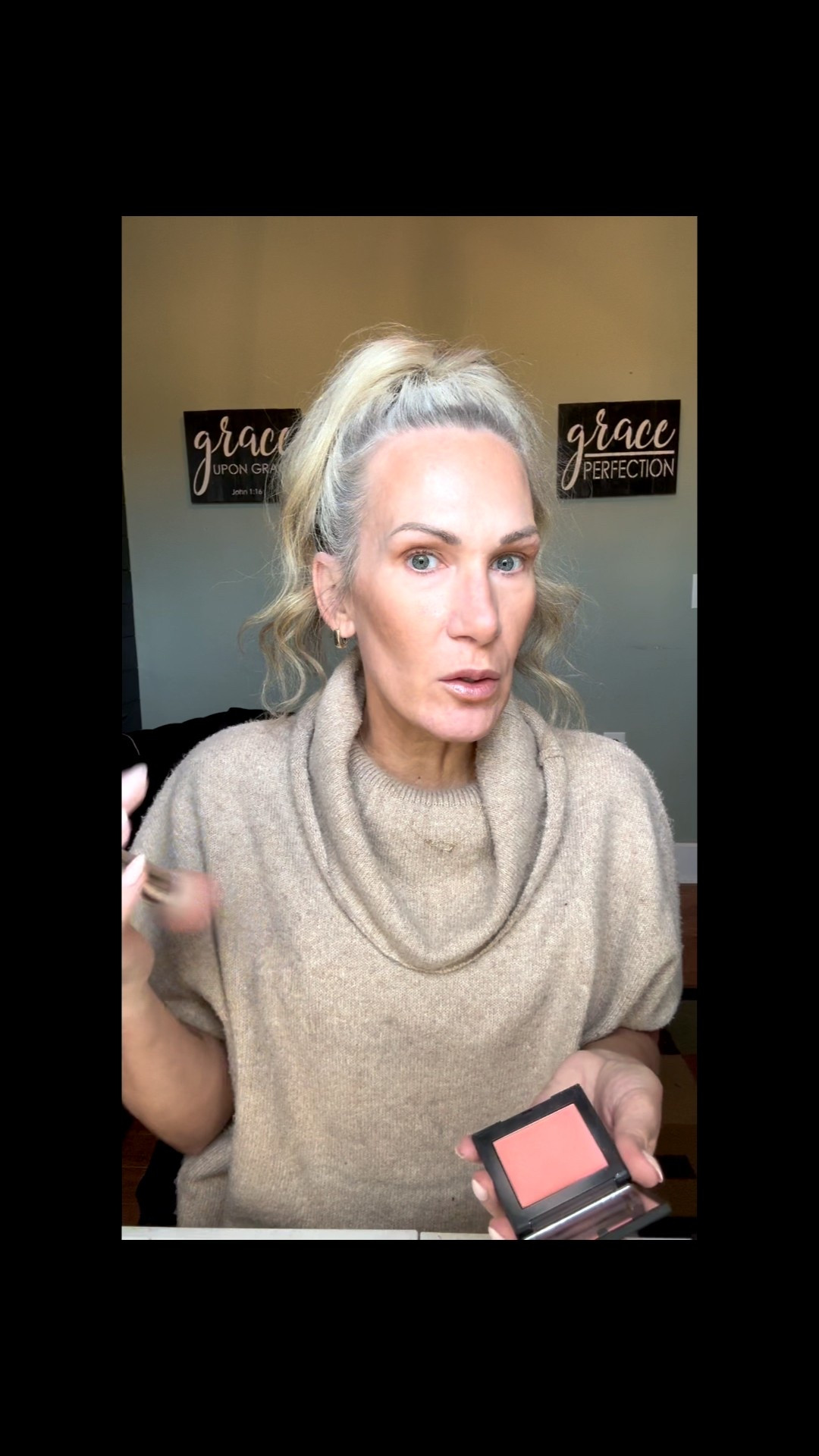 Simple. Classic. Soft.
-
Makeup made easy.