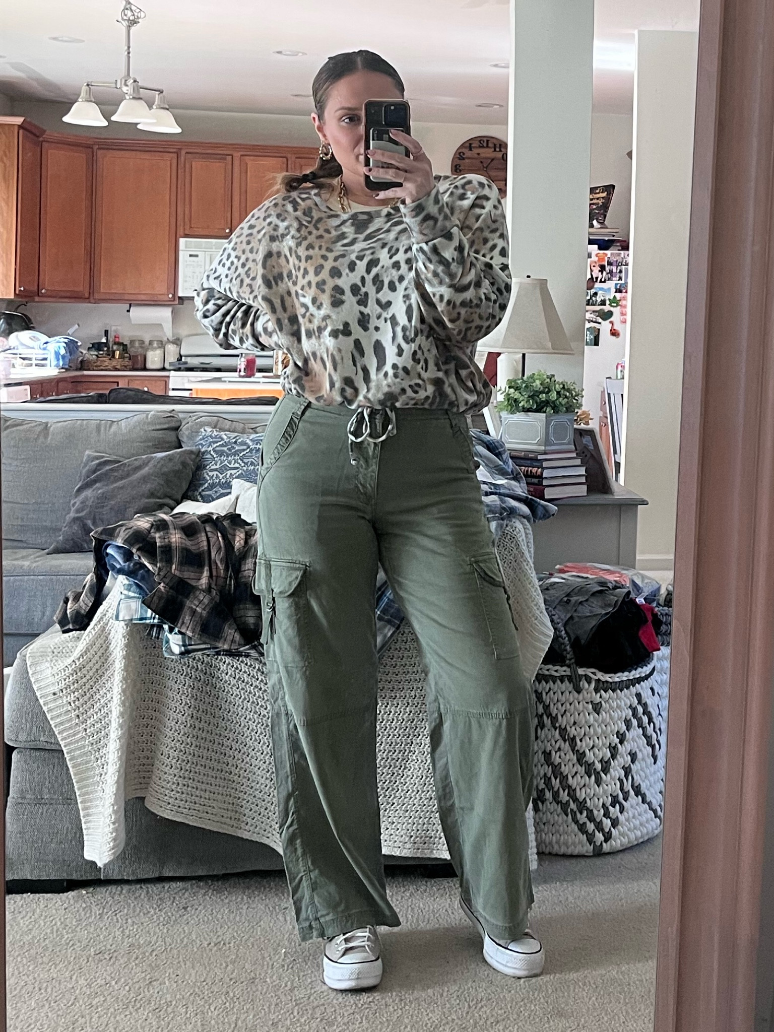 How could I forget how much I love cargo pants 💚 Don’t mine the flannels in the back, they’ll be finished this weekend 🙌🏼 

#cargos #cargopants #utility #casualworkwear #everydaywear 

#LTKOver40