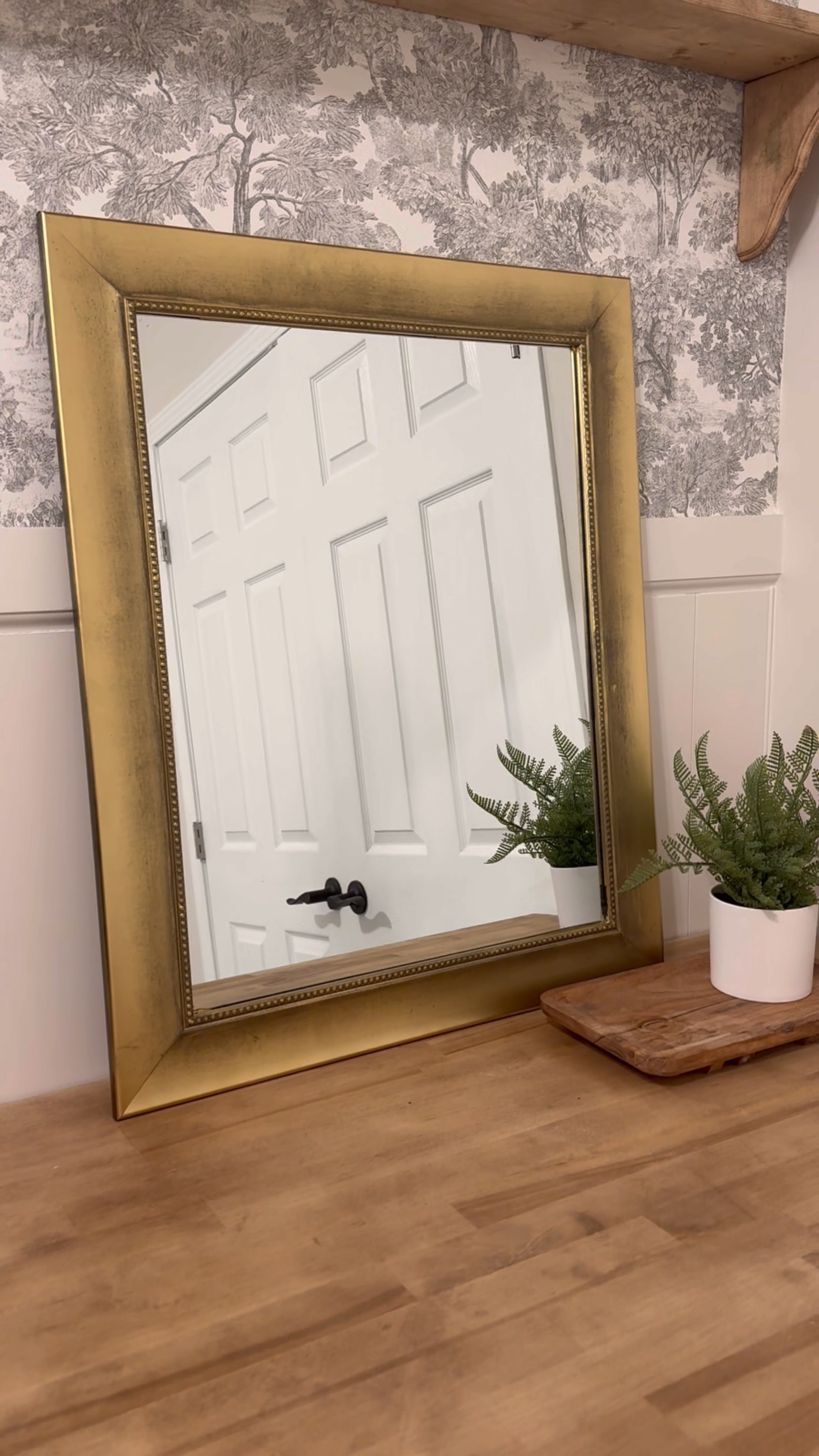 How to make a mirror look like a gold antique one! #goldmirror #mirrors #diy