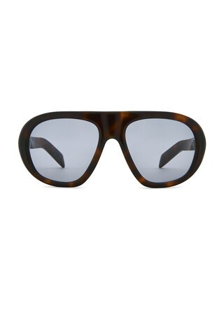Prada SONNENBRILLE in Juniper Tortoise & Grey - Brown. Size all. | FWRD 