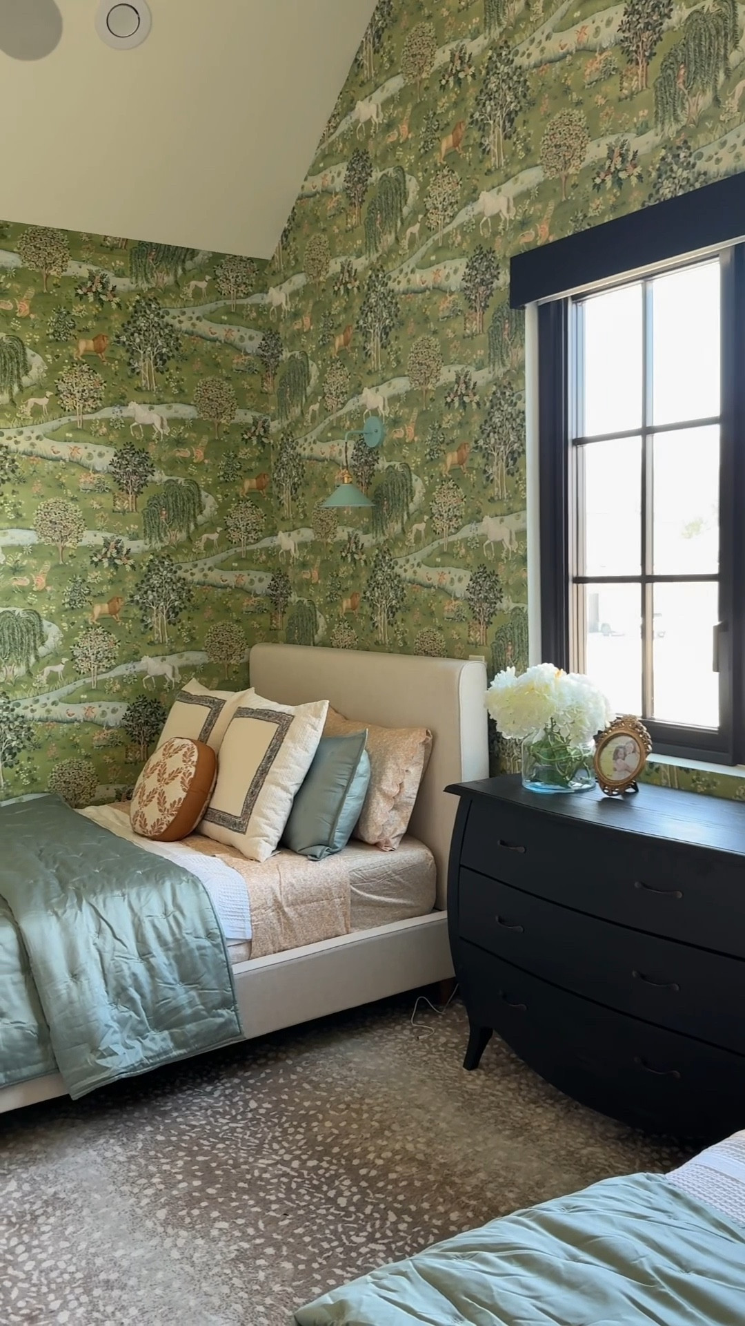 GIRLS ROOM - links to EVERYTHING 😍 
Bed- Dean Sand in Full - Living Spaces
Dresser- distressed black oak chest - Living Spaces clearance
Chair- Elina Counter Stool Spindle - Living Spaces
Desk color - SW Borscht 
#roommakeover #girlsroom 