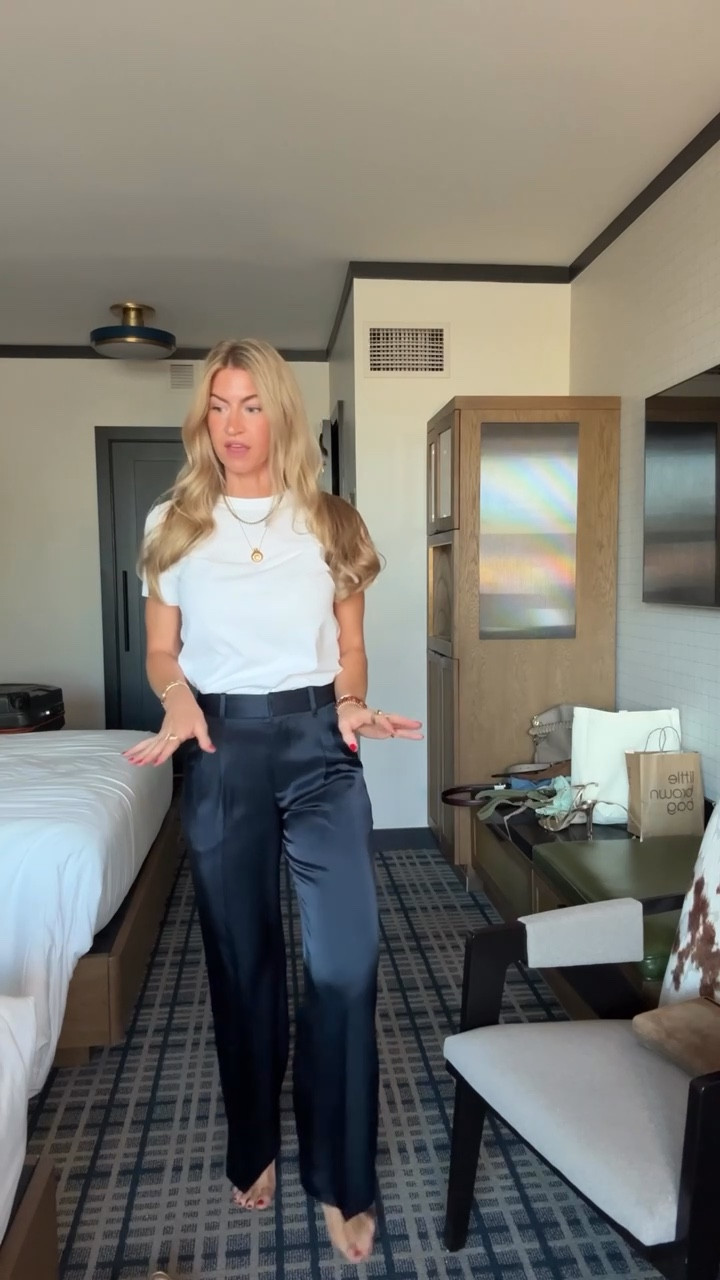 Conference outfit! 
Tee: wearing size small
Pants: wearing size small
Sweater: wearing size small 

#LTKCon