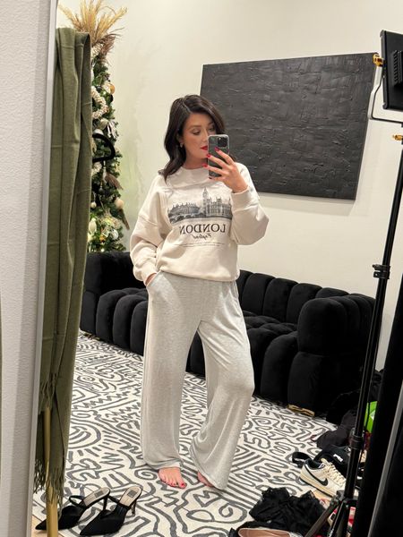 Cozy favs from Abercrombie. Wearing a large in the sweatshirt and medium in the pants. Both were 20% off right now too 

#LTKHoliday #LTKmidsize #LTKsalealert