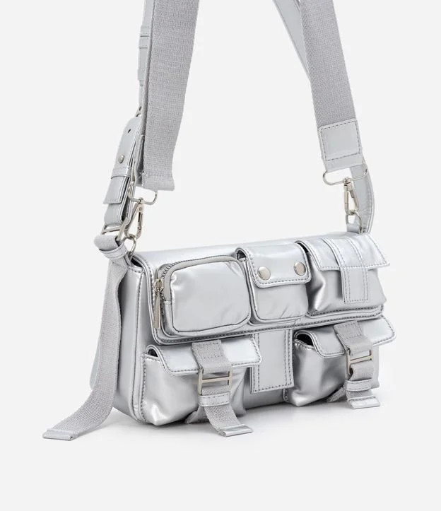 Bolsa Baguete Média com Bolsos Utilitários Prata | Renner (BR)