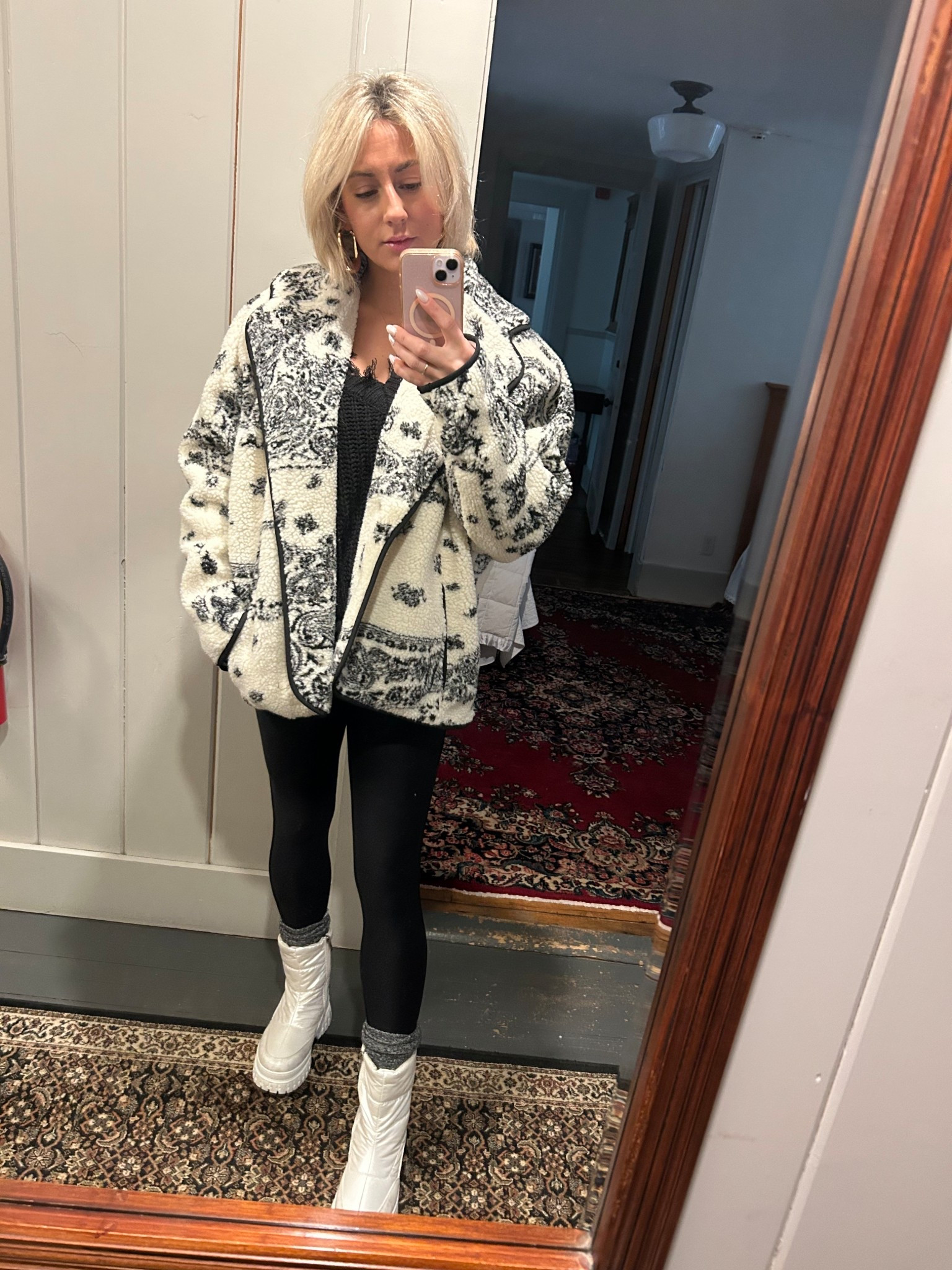 A cozy fall / winter jacket, easy to throw on with jeans or leggings! 🖤 