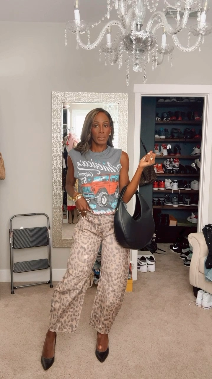 Love these leopard barrel jeans paired with this muscle graphic tee! Such a fun look and so easy to change up to fit your style! Would also look so cute with converse or vans!



#LTKVideo #LTKFindsUnder100 #LTKStyleTip