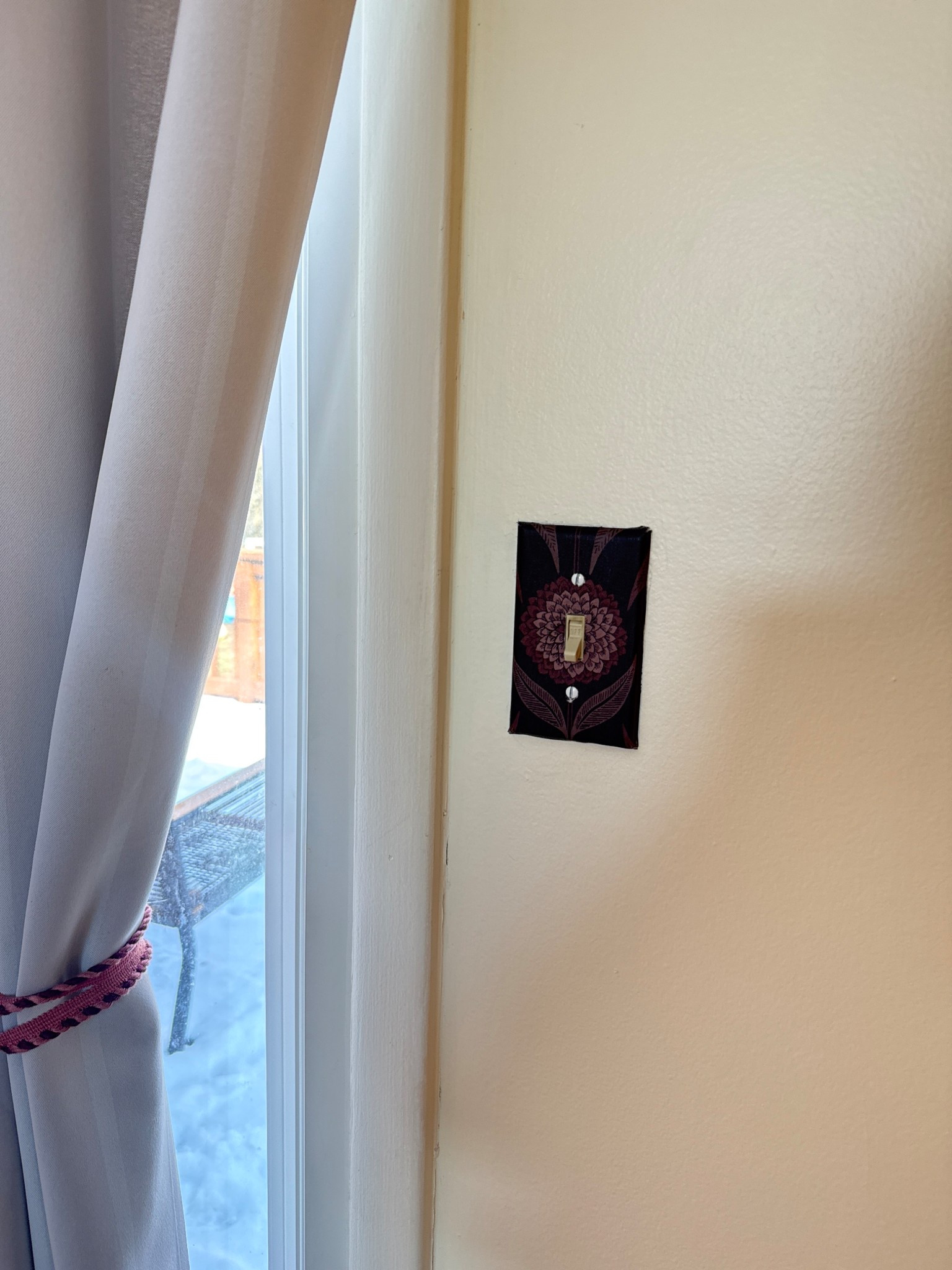 Add wallpaper to a light switch for a fun look!



#LTKHome