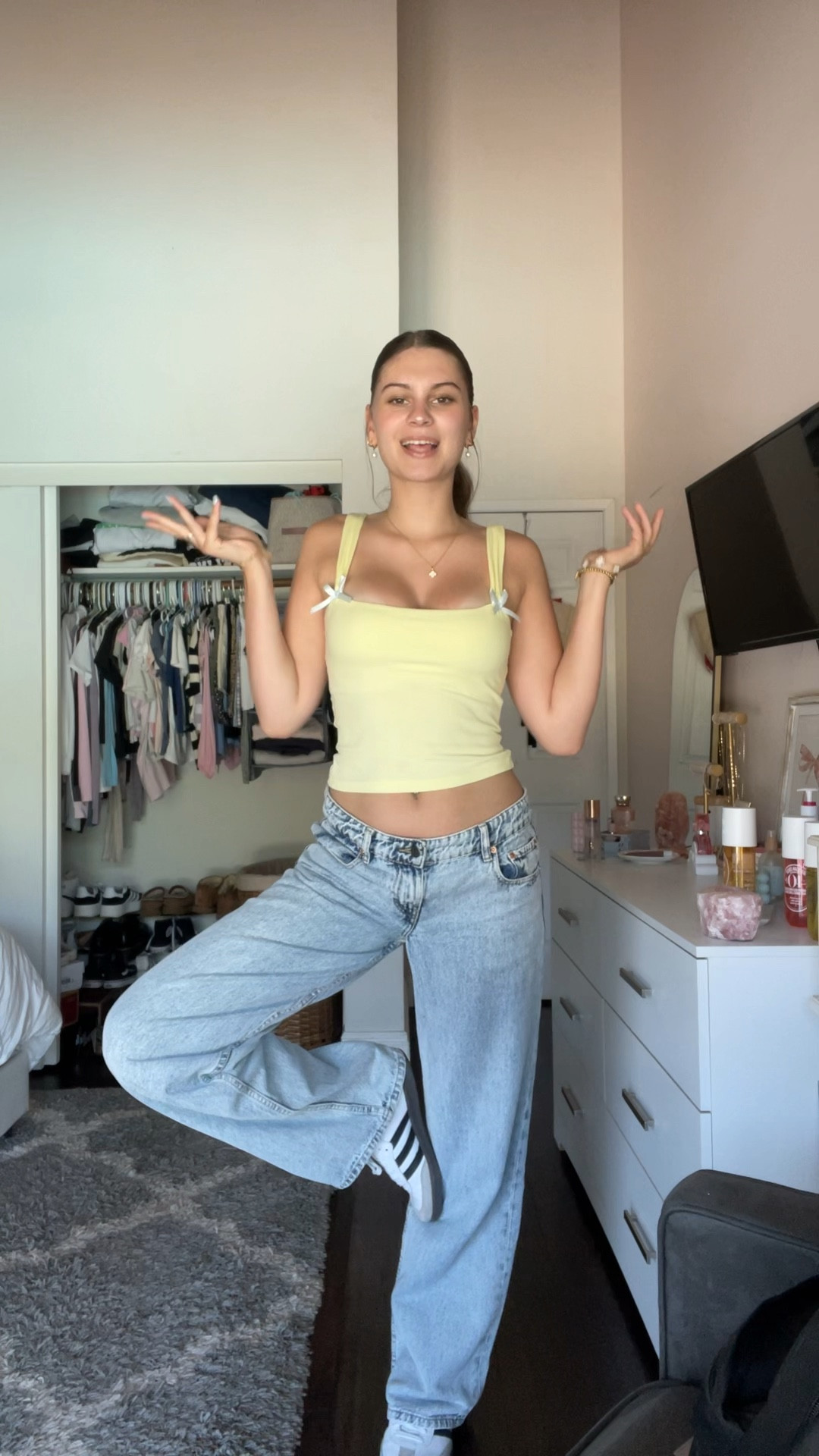 Top from edikted size small!!
Jeans from motel rocks size 28w 34L (disclaimer they are very big on me so if you are about my size I recommend going down a size to a 26)
