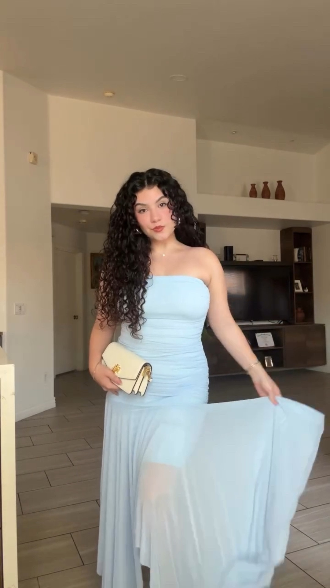 Fit check🩵✨ 

#beforeandafter #curlyhair #hairtransformation  #curls #curlyhairstyles #hairstyle #transformation #curlyhairroutine #hairroutine #naturalcurls #hairinspo #cachos #rizos #cachosdefinidos #ootd #outfitinspiration #oldmoneystyle #styleinspo