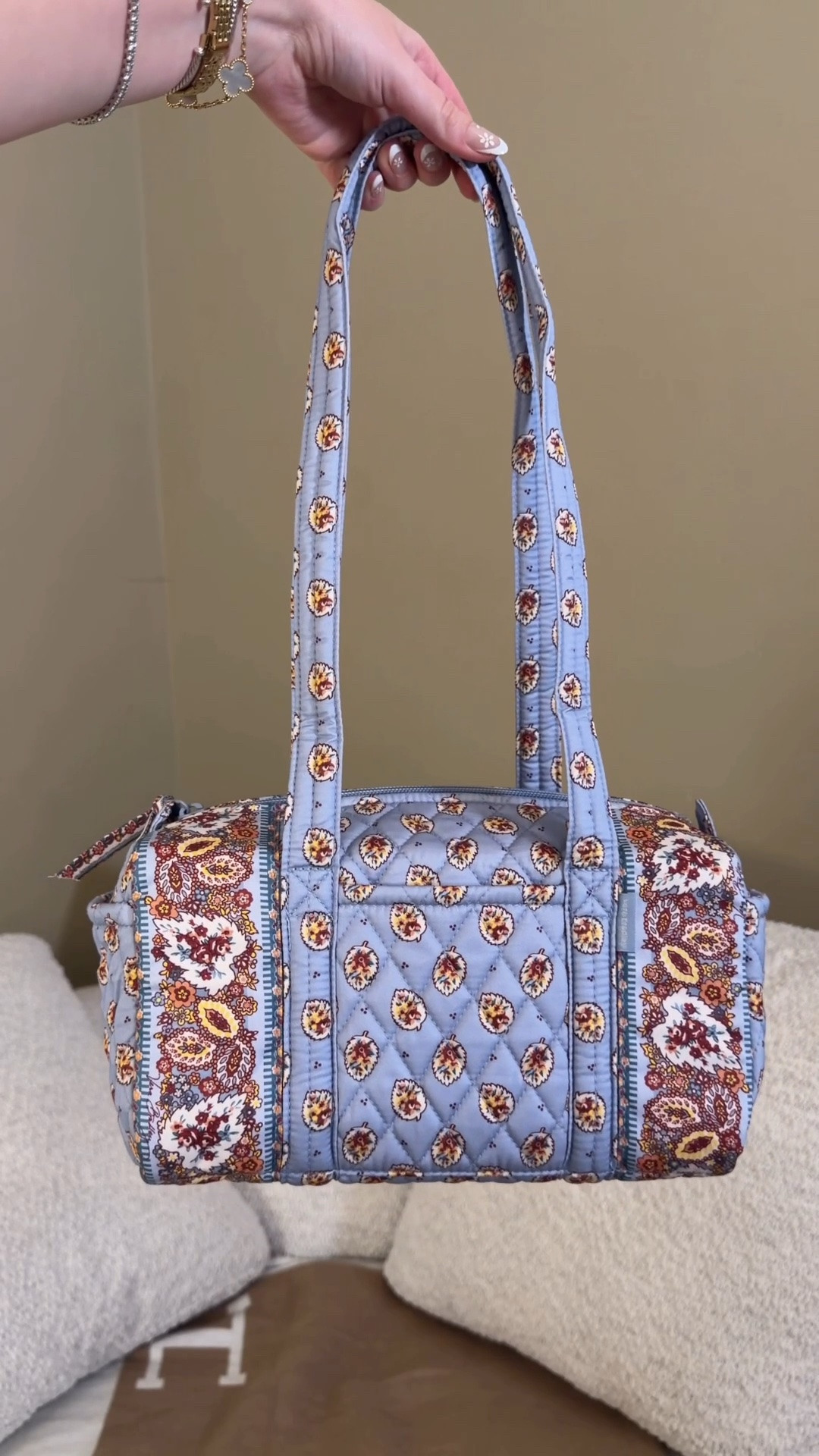 Well the print inside was a fun surprise, I think it’s time for a Vera Bradley comeback 😍 Comment SHOP & I’ll dm you the link! 

I love this new blue leaf pattern is so cute! It gives me major nostalgia! Especially on the original 100 hand bag. Love the fun pop of plaid inside

Vera Bradley was so popular when I was in high school but I wasn’t able to get any. Healing my inner child with this one and the matching wallet I think my print has been chosen 😍