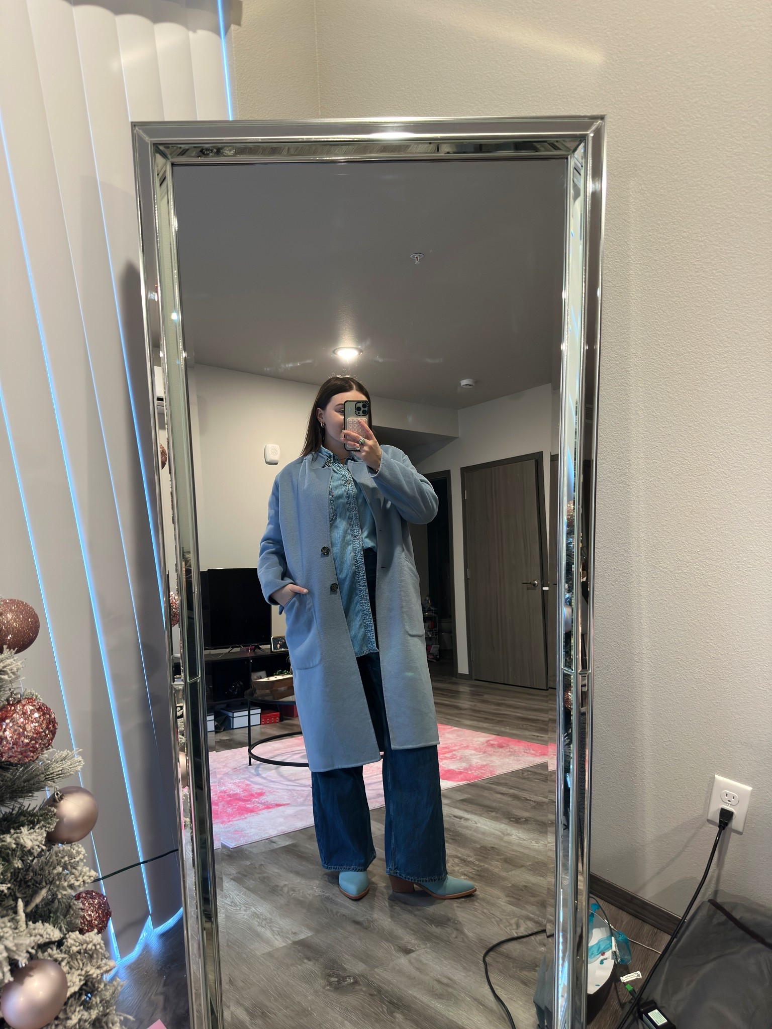 All monochrome blue outfit for winter! It was a cold one today and this was perfect 🥶

I’m wearing a M coat, men’s L shirt, size 12 jeans and size 9 boots

#LTKWorkwear #LTKootd #LTKMidsize