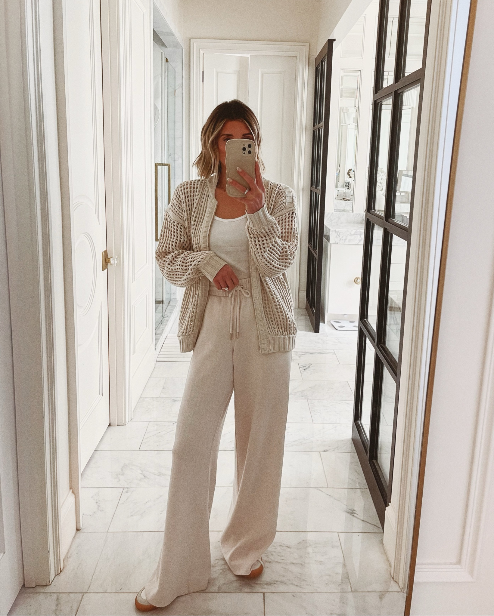 Outfit from my splendid collection that I've been wearing on repeat. I'm wearing size small in my sweater and xs in my scuba pants 

Spring fashion 
Cellajaneblog 