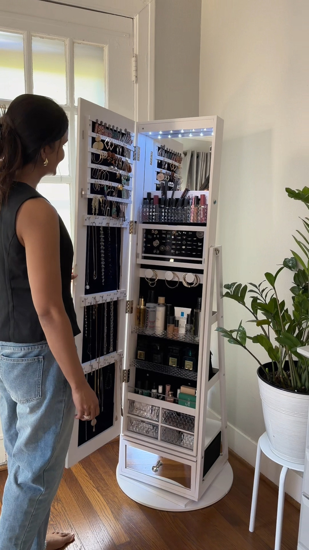 Didn’t realize how much difference a mirror could make until this one showed up! ✨ It totally changed the vibe of my room — now it’s my favorite little corner. The lighting is perfect, the setup looks so chic, and honestly, it just makes getting ready way more fun 💄 Found it on Amazon, and I’m obsessed! 