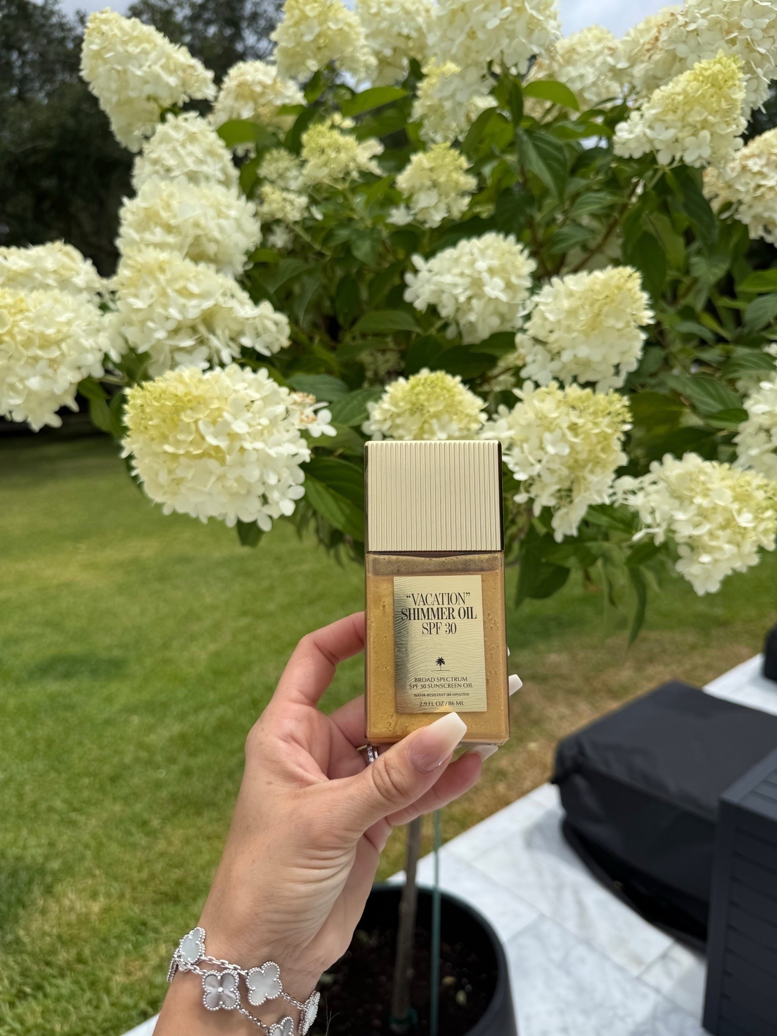 Okay but this Vacation Shimmer Oil is summer in a bottle ✨
It gives the prettiest golden glow without feeling greasy, and the fact that it’s SPF 30? Major win.
Smells like poolside cocktails and beach days — in the best way.
I’ve been layering it over my shoulders + collarbone and wowww. So good.
Totally a hot-weather must if you love that sun-kissed, lit-from-within vibe ☀️🌴



#LTKBeauty #LTKselfcare #LTKSwim