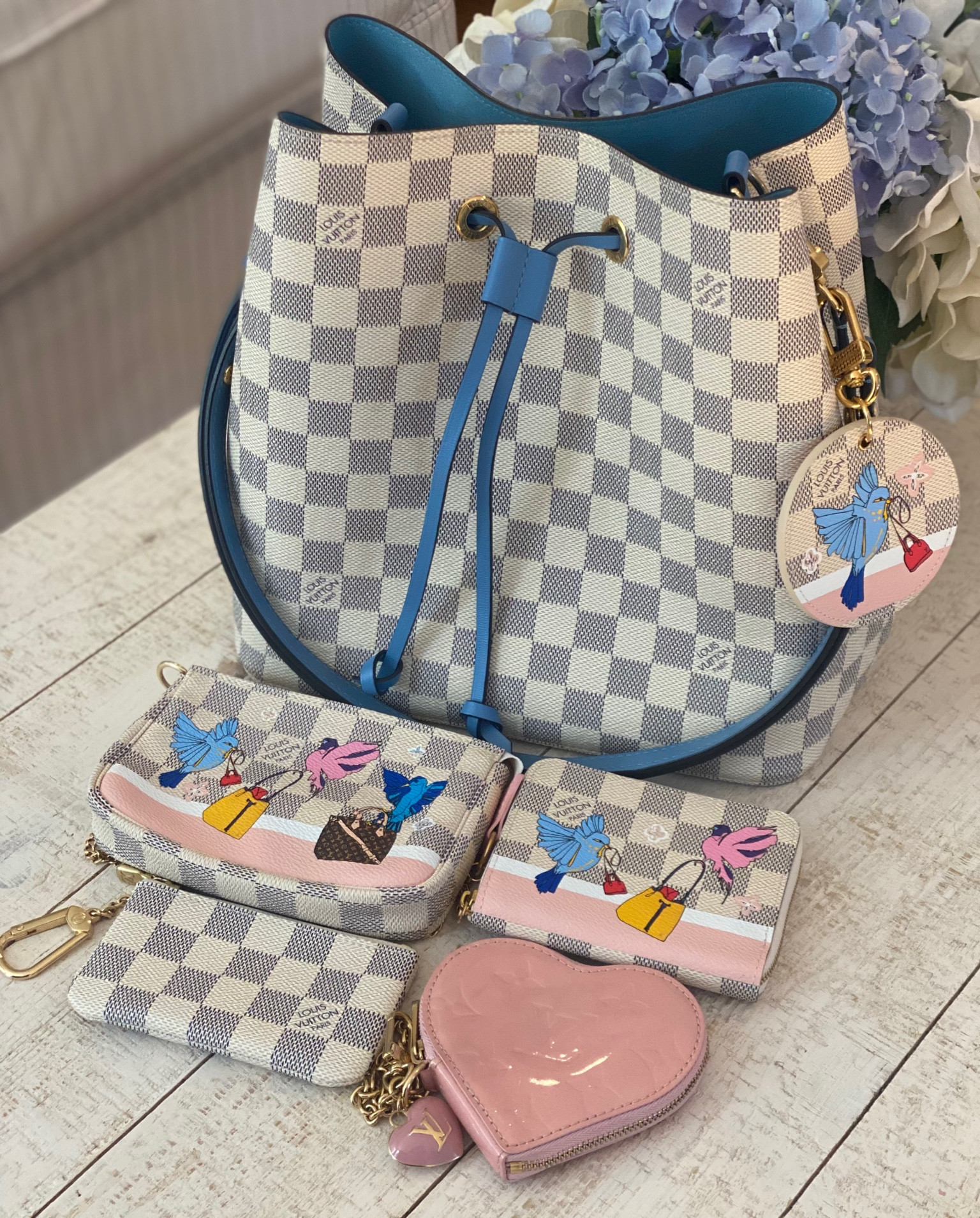 Happy Sunday! It feels like a good day to use my LV Damier Azur Neo Noe and some matching slgs. 