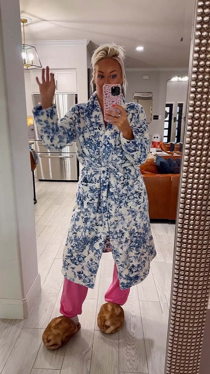 This robe looks like a million bucks! It’s sooooo pretty and only $23!! Medium