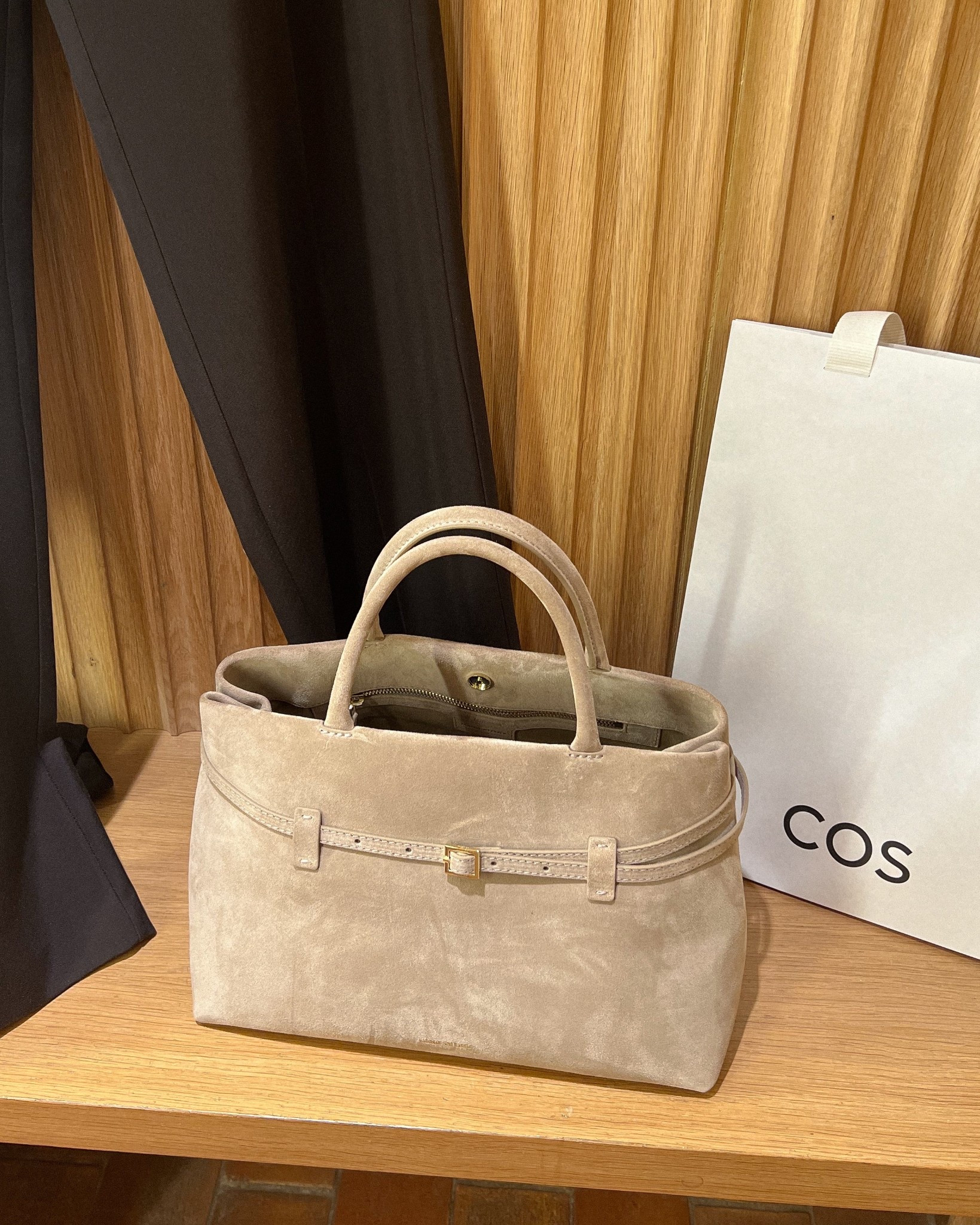 Manu Atelier Le Cambon 35, linen suede bag, autumn bag, autumn accessories, brown bag, classic bag #LTKautumn #fabianacristina #LTKbag

#LTKeurope #LTKsummer #LTKluxury