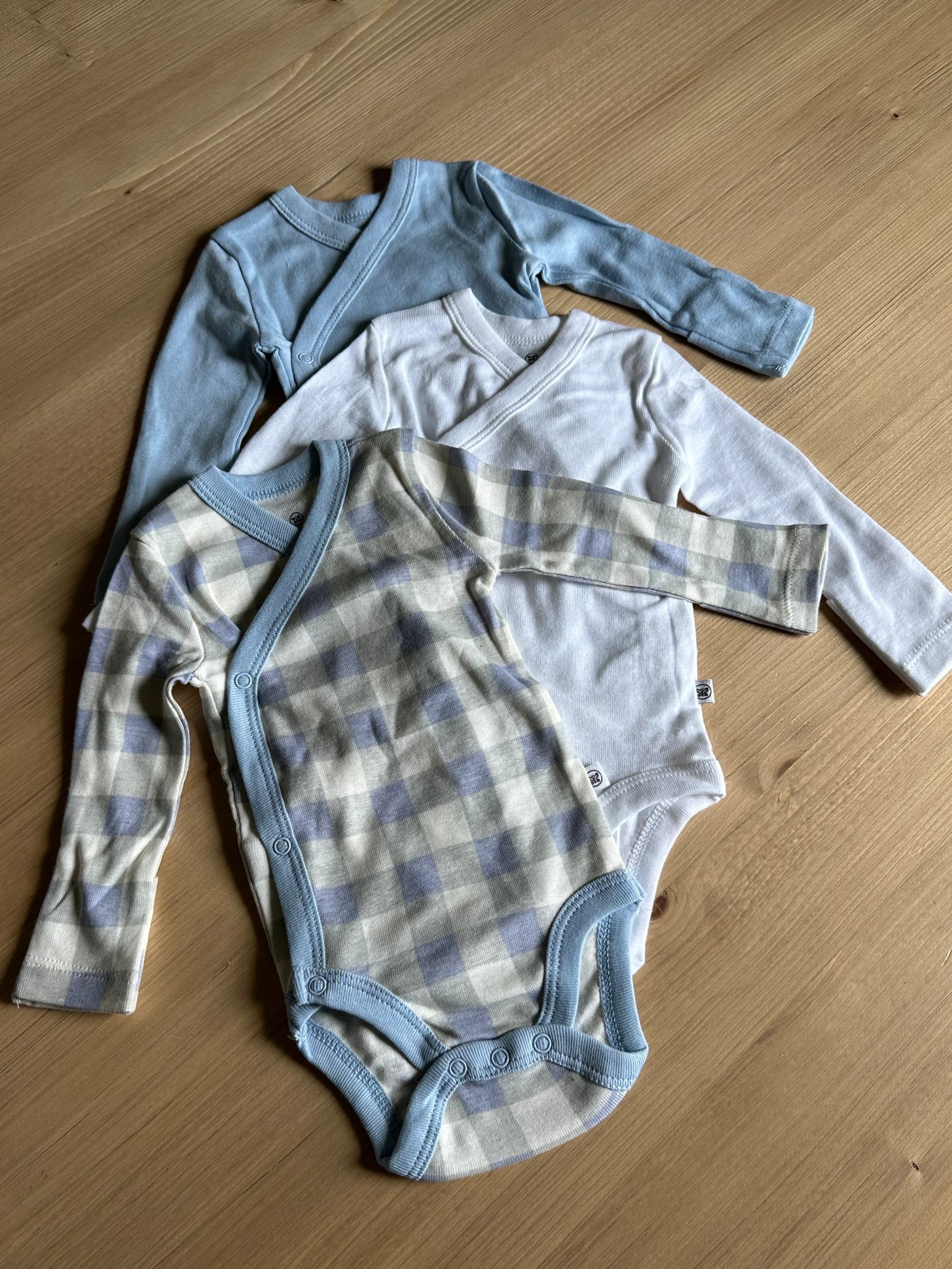 Southern,
blue and white, gingham gender neutral, long sleeve onesies in a three pack #baby #onesies #amazon

#LTKBaby #LTKFamily #LTKBump
