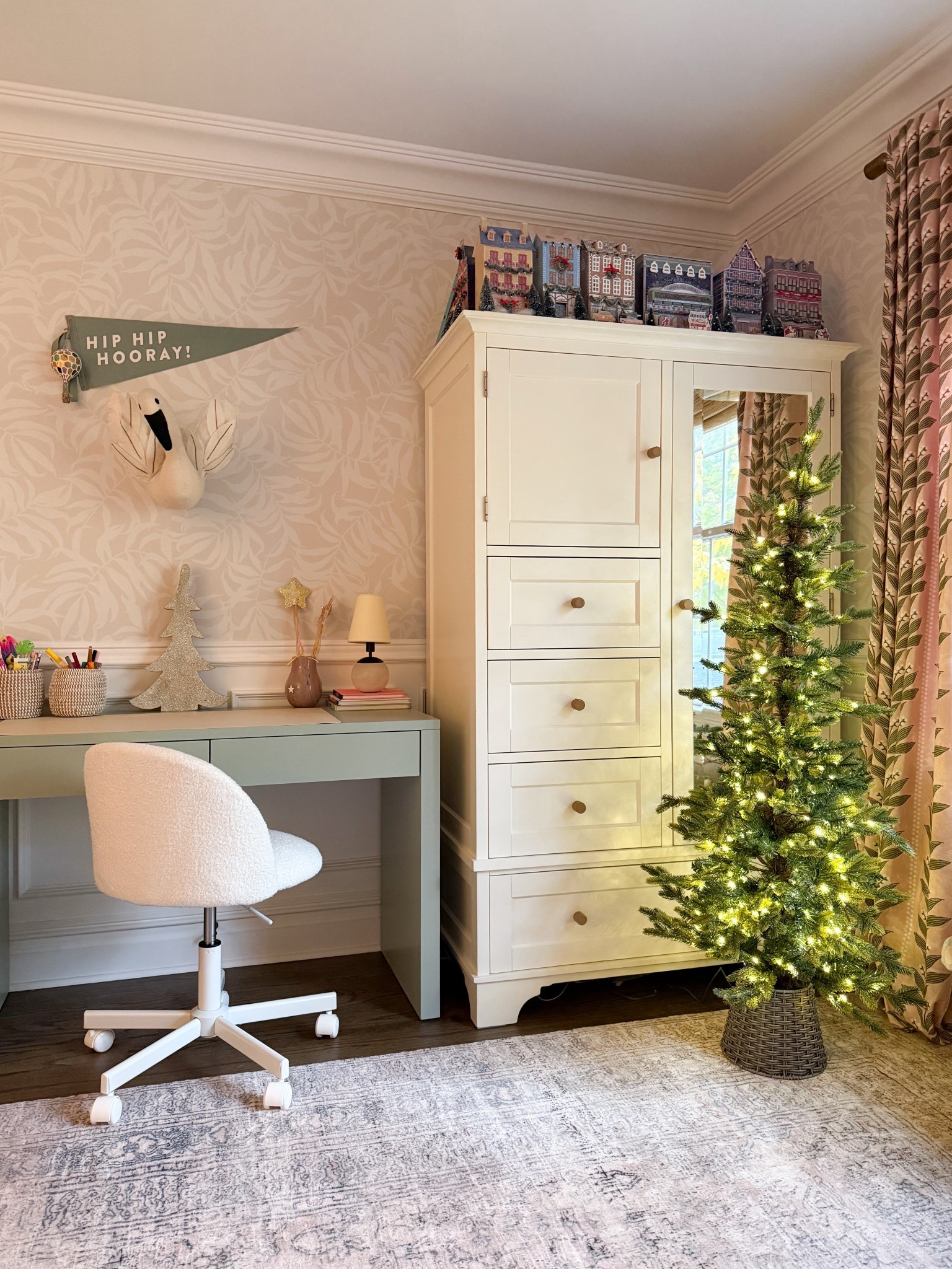 Ava LOVES her new desk and chair! She’s been doing her homework and art at it every sing day. Linking it along with a few other styles that would make a special holiday gift! 

#LTKHome #LTKKids #LTKGiftGuide