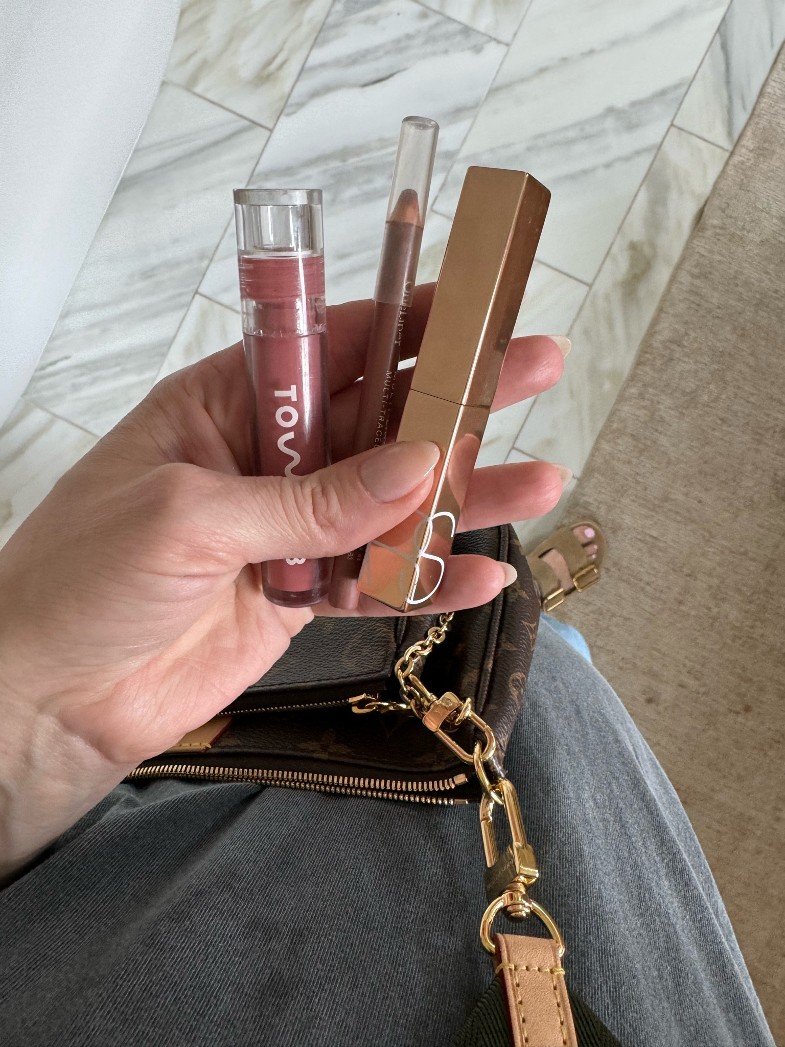 Lipliner: work of art
NARS lipstick: orgasm
Lip gloss: pistachio