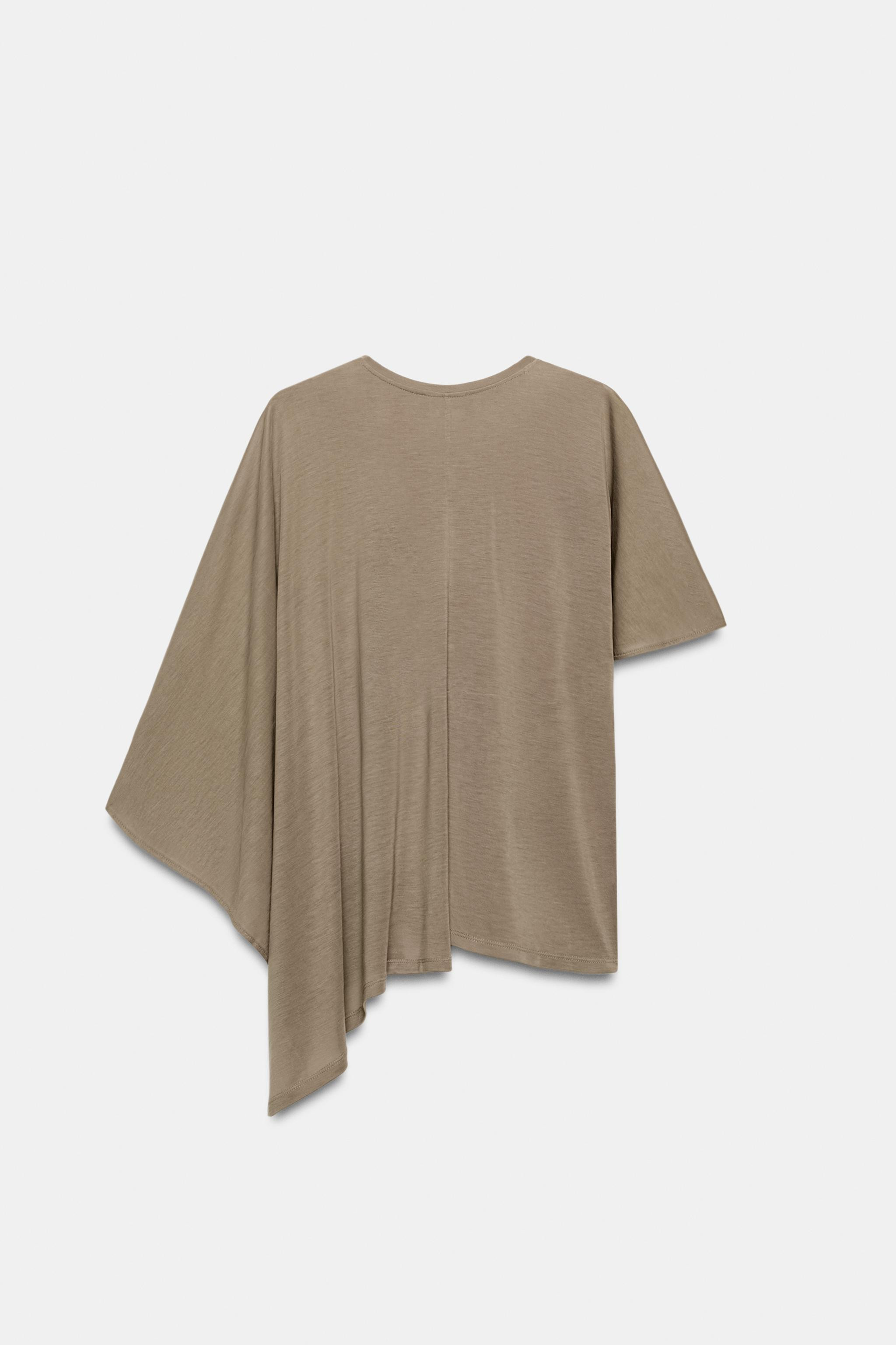 Model height: 178 cmTop crafted from a lyocell blend yarn. Featuring a round neck, cape-style sle... | Zara UK