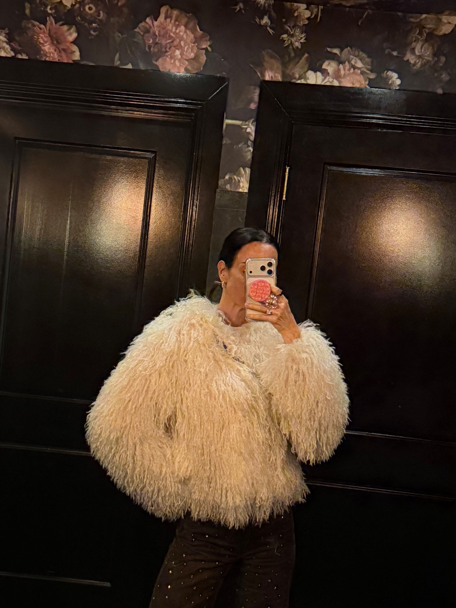 The faux fur that stole the show 🫶🏼🤍

Wasting XS and size 24 in denim

Nicole Colee, Abercrombie, Levi's

#LTKOver40 #LTKSeasonal