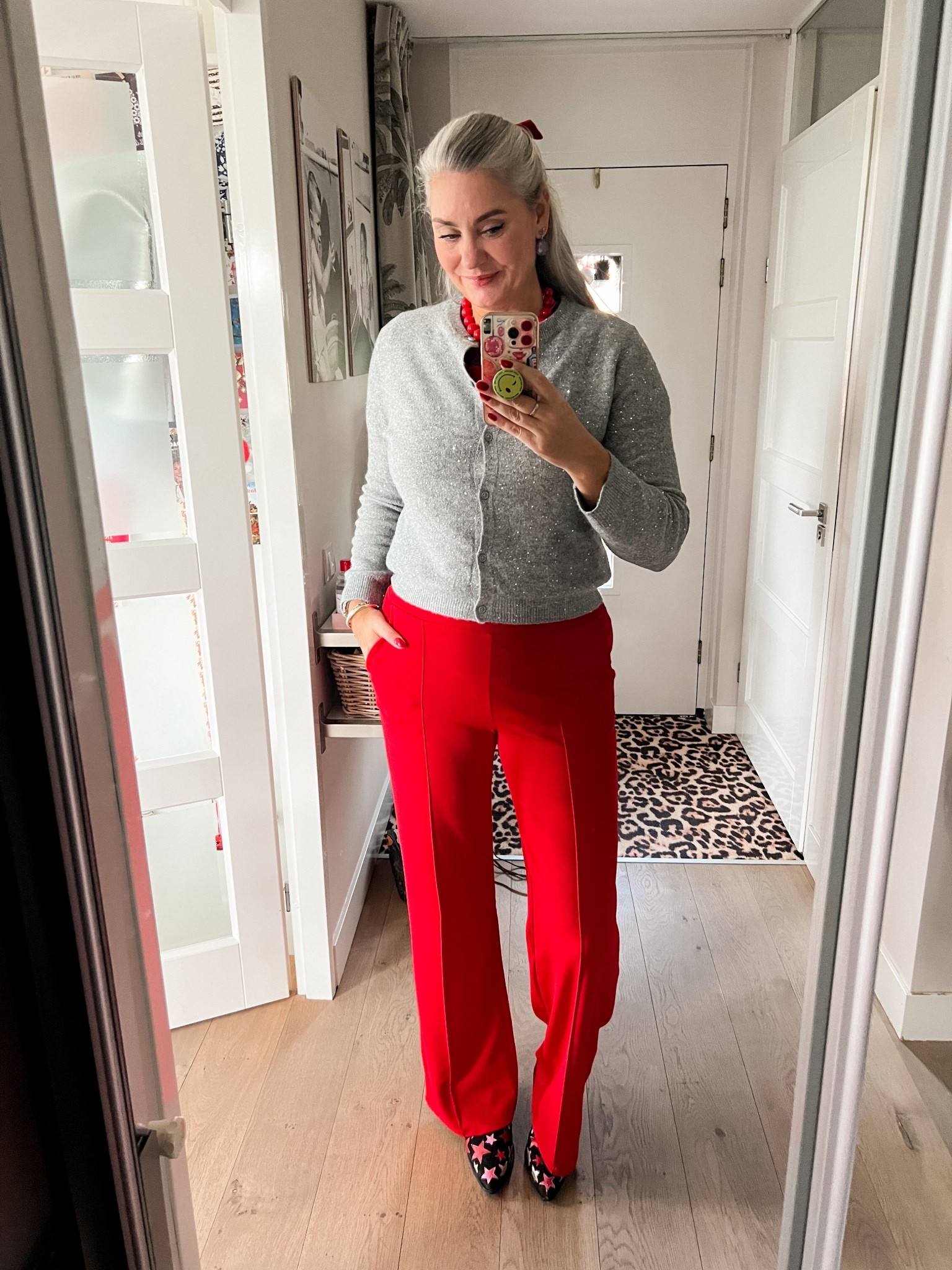 OOTD - Zondag. Rode extra lange pantalon (Miss Etam), rood/paars gestreept t-shirt (Piombo), grijze vestje met mini pailletten (https://hema-nl.mtpc.se/5849439), rode kralenketting en rode fluwelen strik in haar. Laarzen met sterren zijn oudjes van DW/RS  

#LTKstyletip #LTKeurope #LTKnederlands