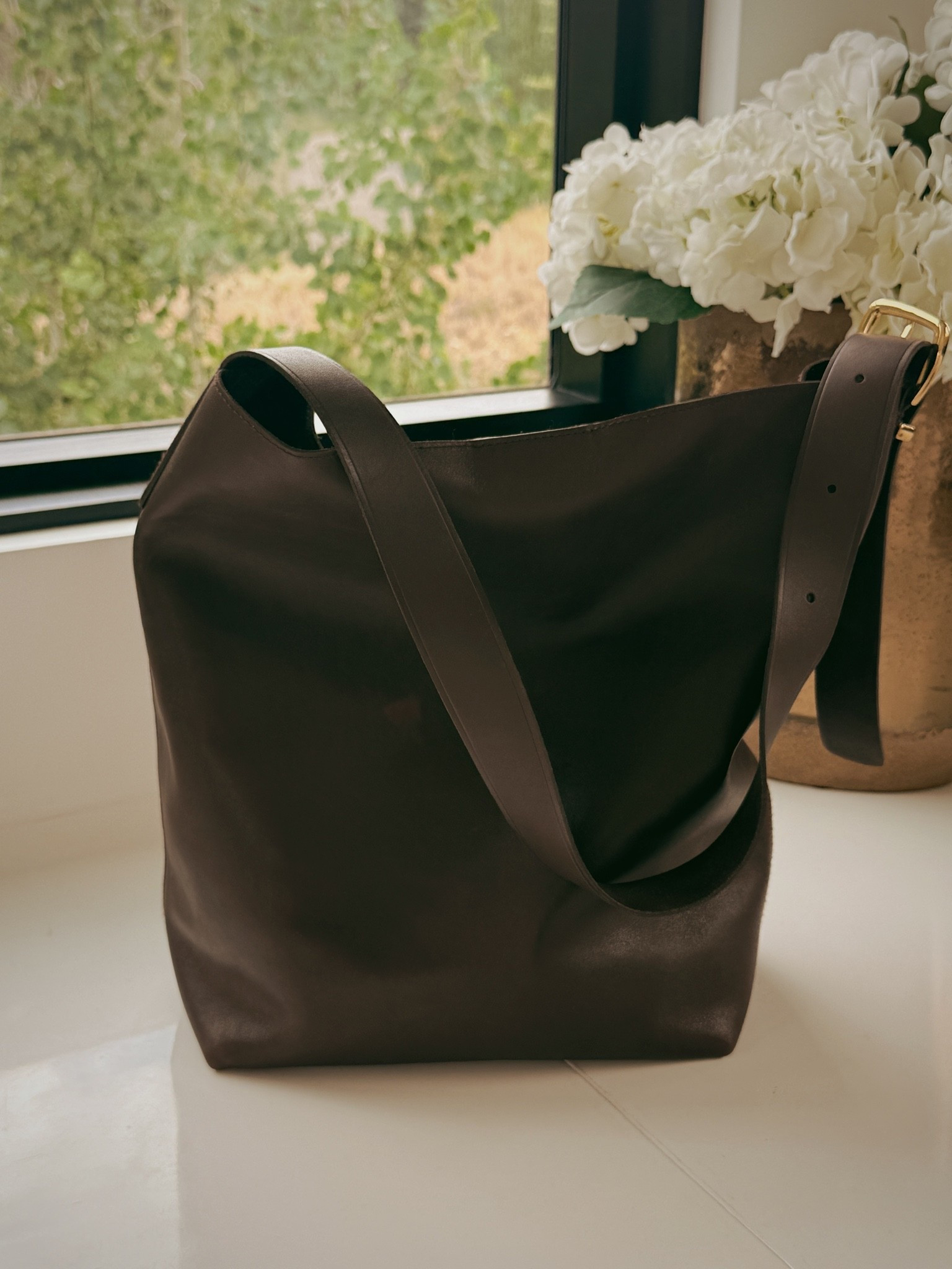 A great bag doesn't need to be loud to make a statement!

This Madewell Shopper Tote in dark chocolate leather is the quiet confidence version of a designer tote; structured bucket shape, wide leather strap, gold hardware, beautiful leather that ages incredibly well. The kind of bag you buy once and carry for years.

#LTKootd #LTKgrwm #LTKOver40