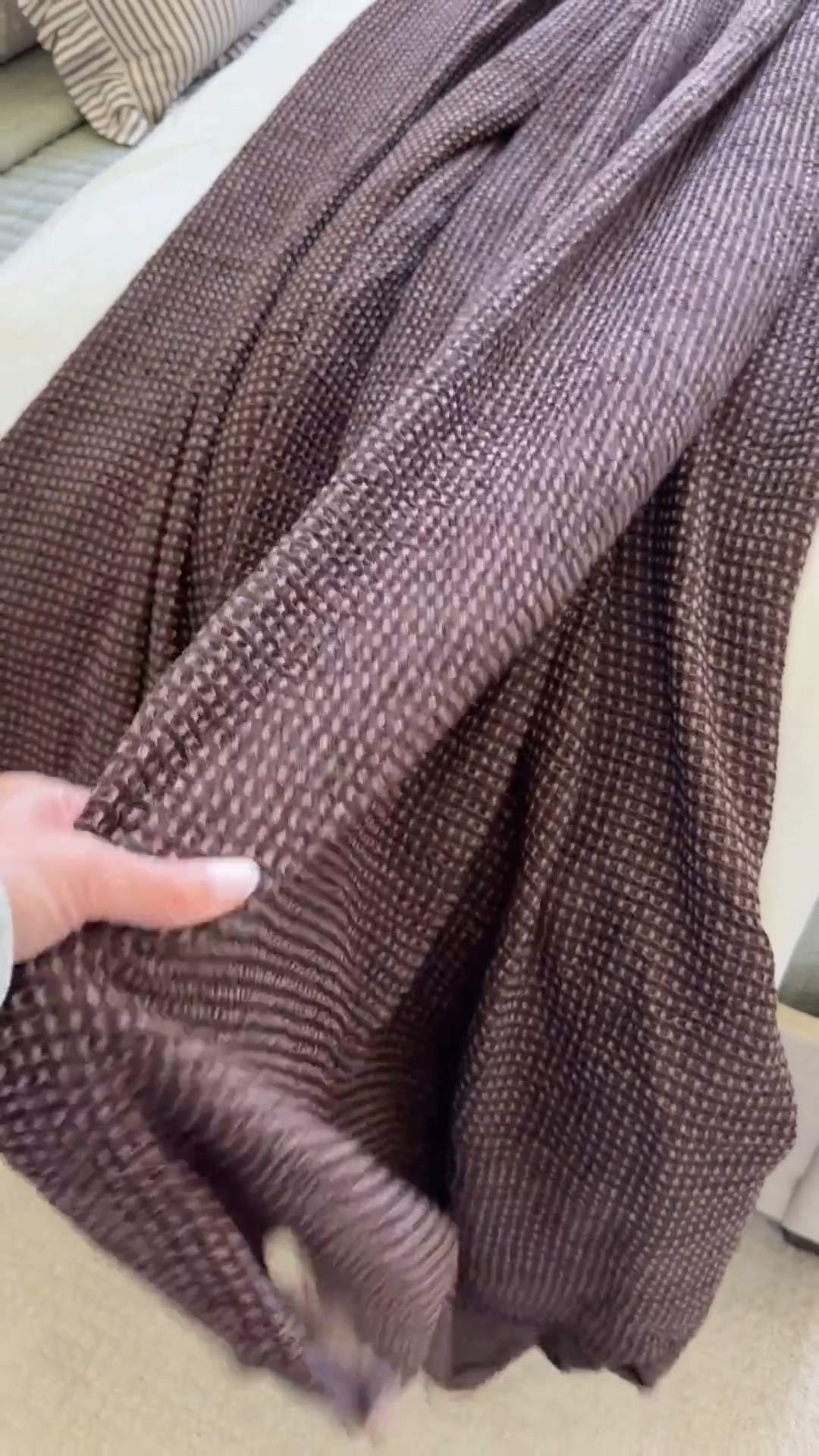 I adore this lightweight coverlet from Target/Casaluna - it’s soft, a little stretchy, easy to style and has a beautiful drape and frayed edge - snag it while it’s on clearance 👏🏻👏🏻this is the dark fig color!
