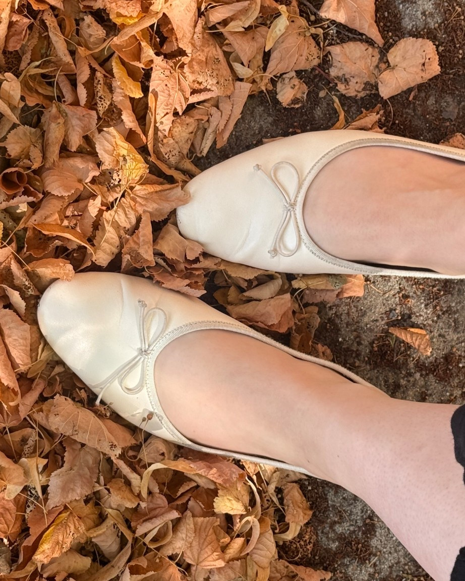 Perfect fall flats & theyre 50% off today! 💗 they come in pink, cream, black & tan! The pink ones are the Canadian link & the black are the USA link 🥰

#LTKShoeCrush #LTKautumn #LTKSaleAlert