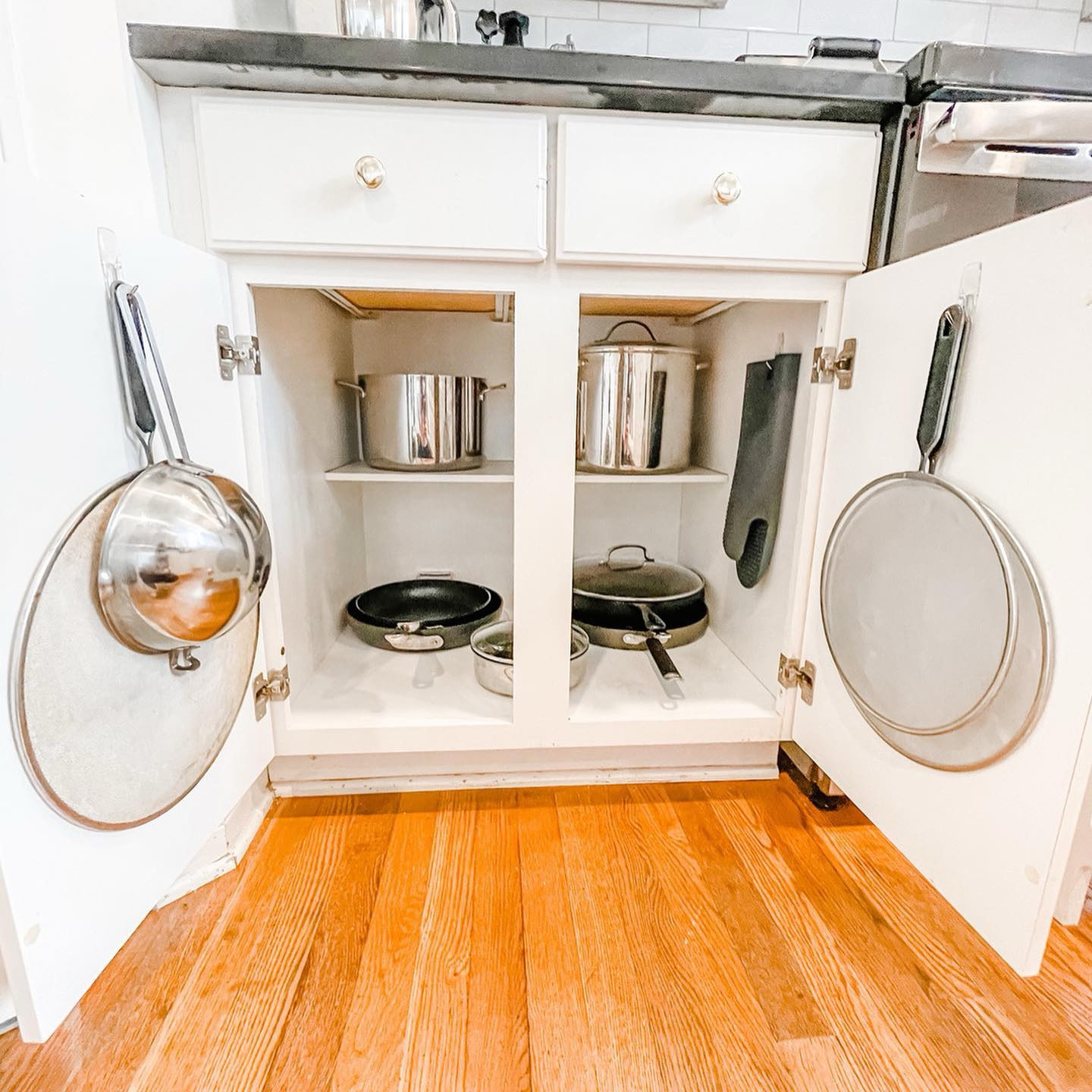 Your pots and pans can easily get cluttered (we get it!)
•
An easy solution that we love...use @command hooks to maximize the space inside your cabinet doors! 
⠀⠀⠀⠀⠀⠀⠀⠀⠀