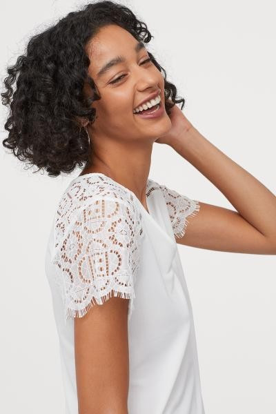 Shirt mit Spitzenärmeln - Cremefarben - Ladies | H&M DE | H&M (DE, AT, CH, NL, FI)