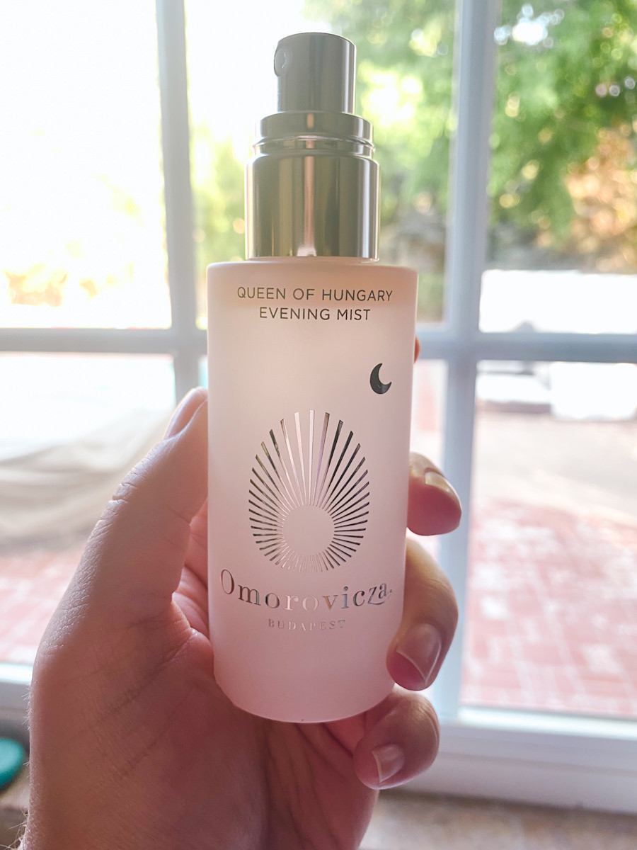  

 This cold weather has me reaching for a face mist all day. Here are few of my faves. 

OMOROVICZA for dry skin
Epicutis for oily or sensitive skin
Magic Molecules for acne




#LTKfitnessgoals #LTKActive #LTKOver40